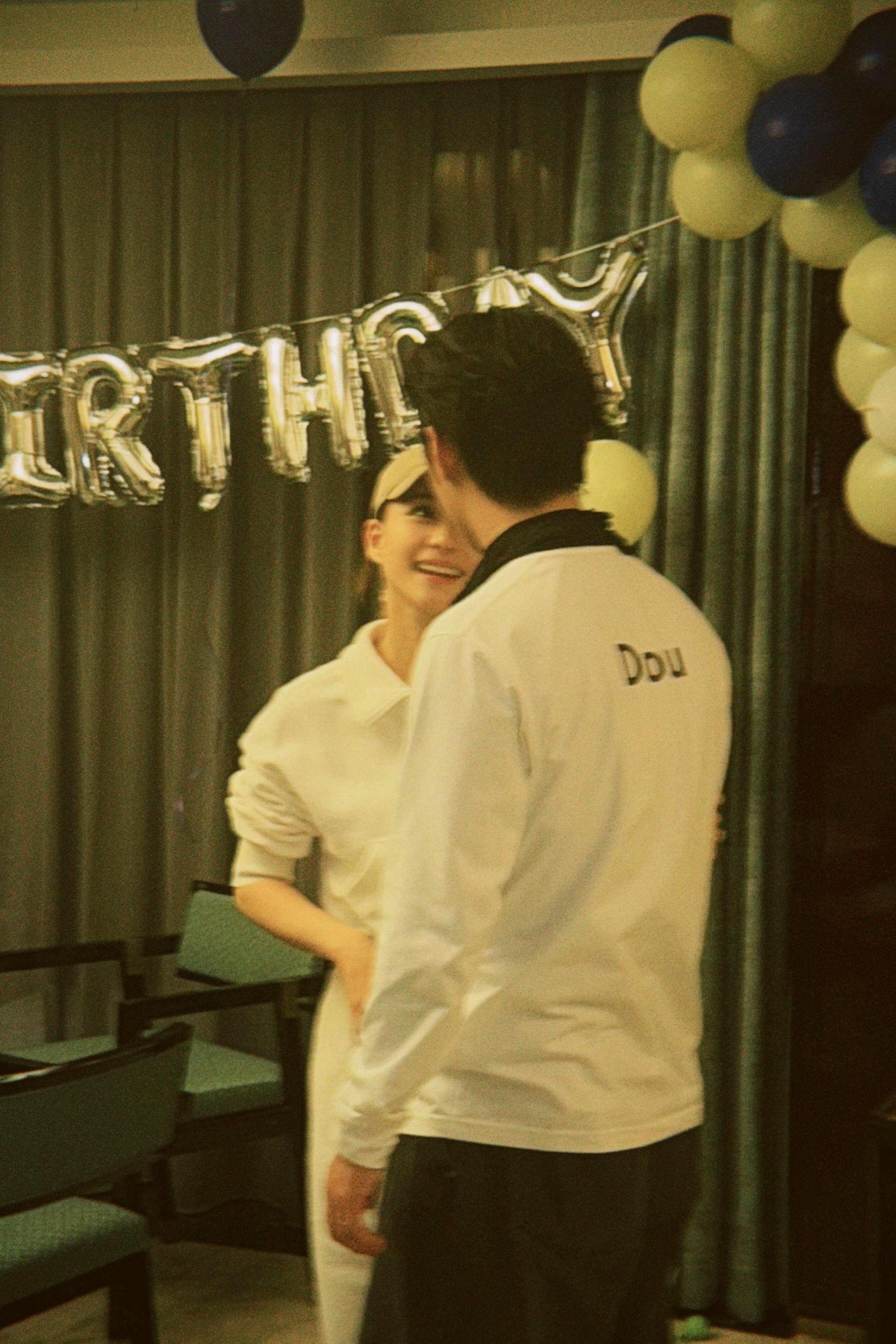 窦骁37岁生日何超莲穿青蛙服庆生