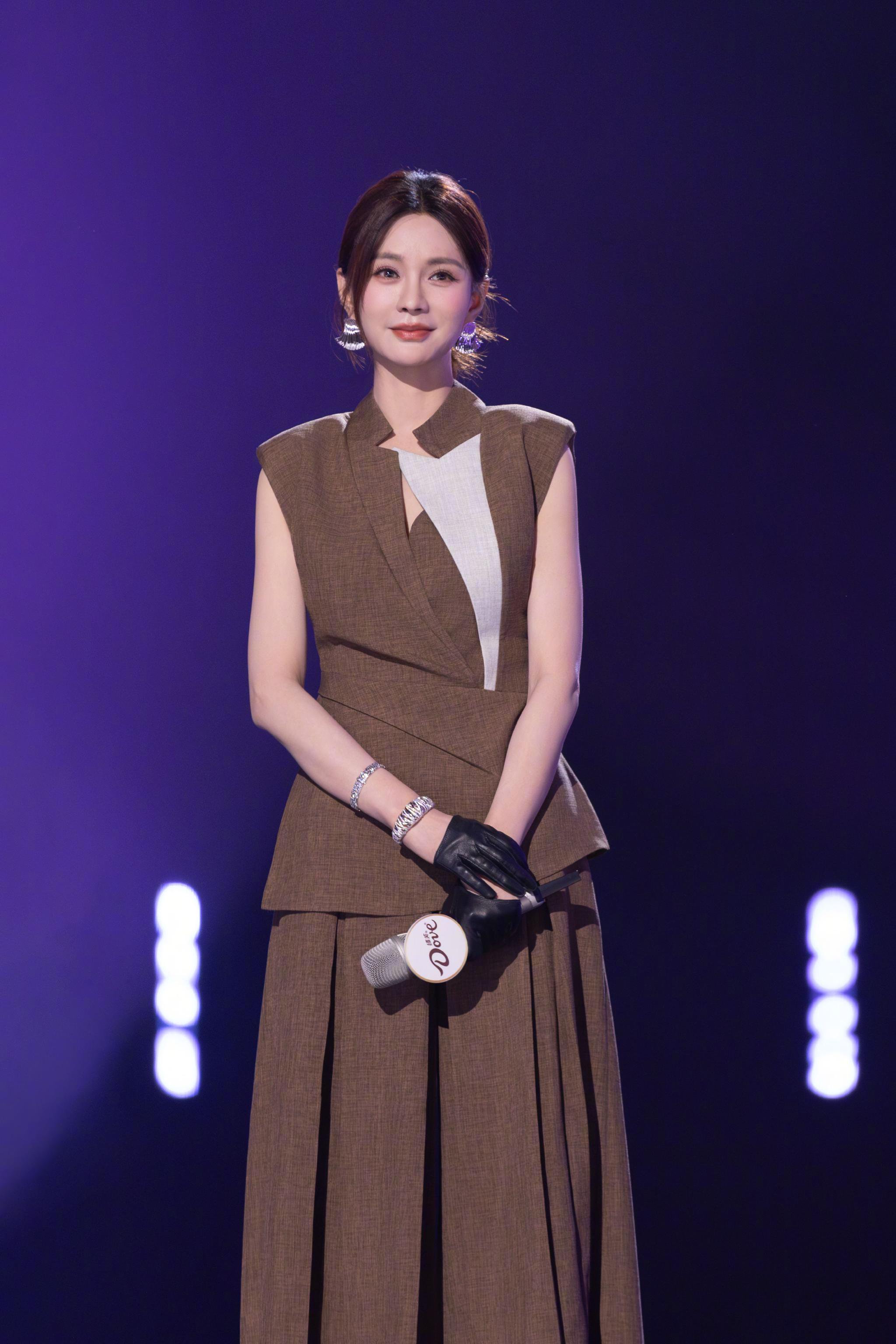 沈梦辰主持声鸣远扬总决赛，幽默治愈观众