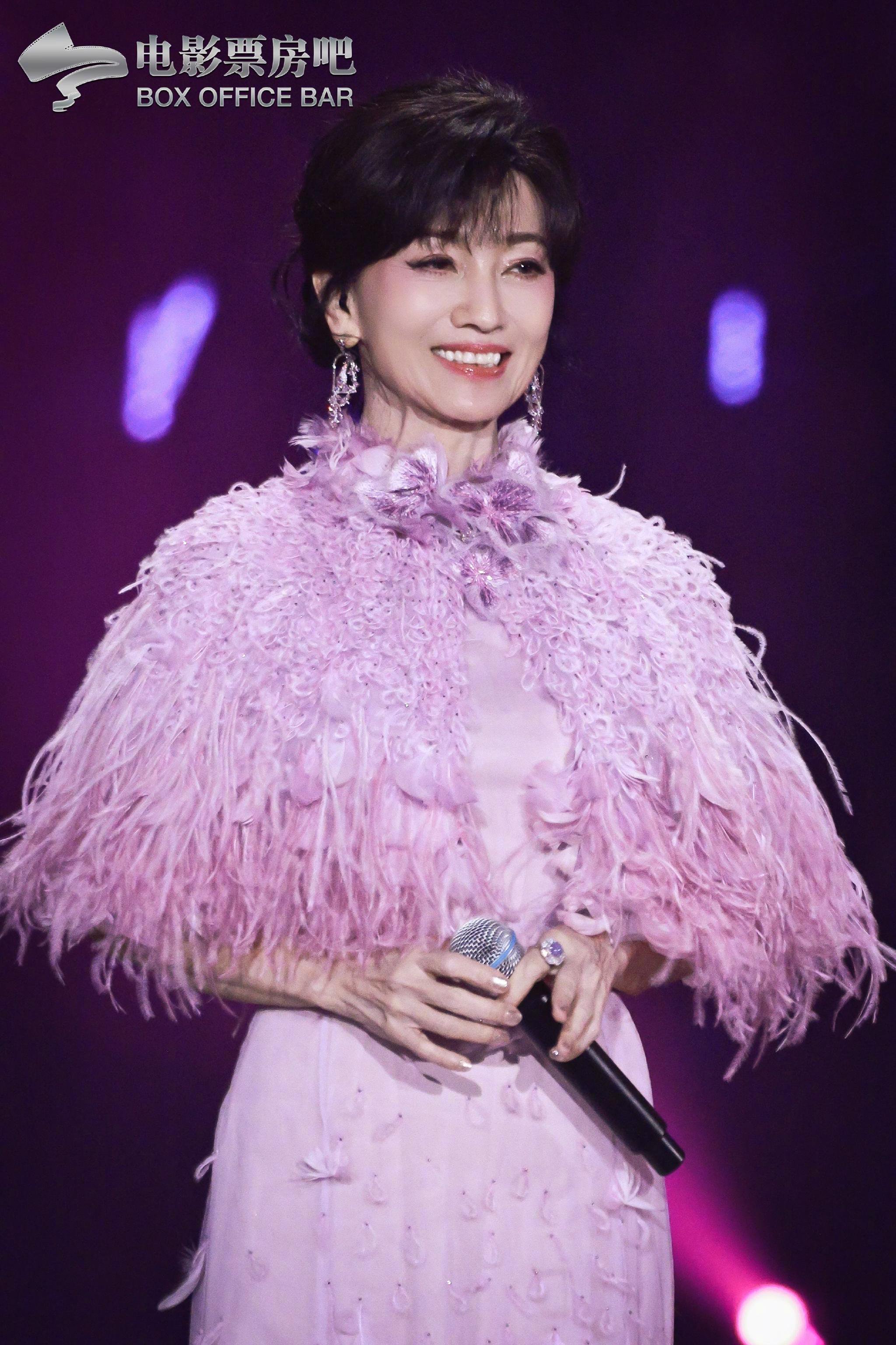 赵雅芝在中国电影120周年活力之夜献唱《甜蜜蜜》