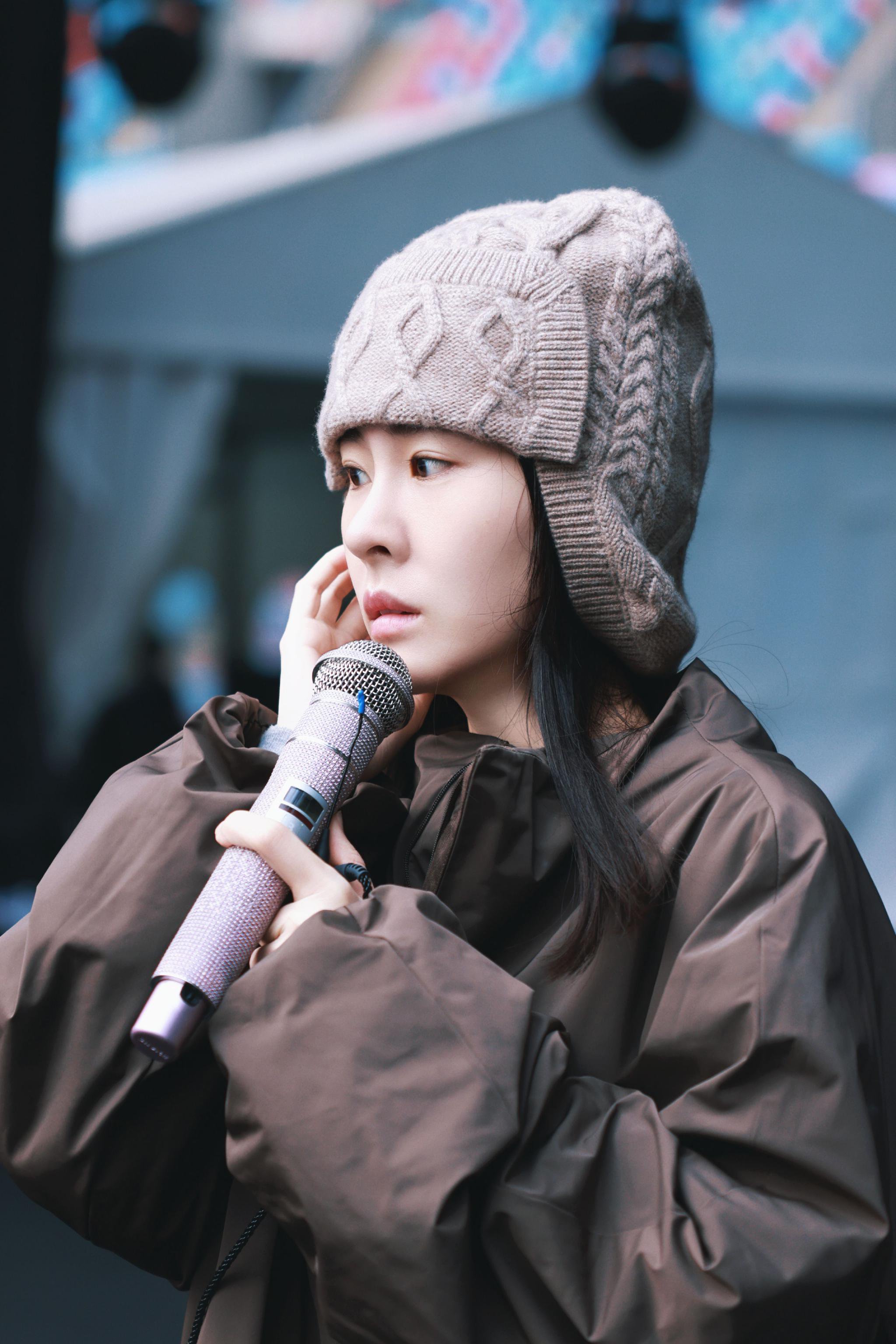 张碧晨戴毛线帽预热舞台