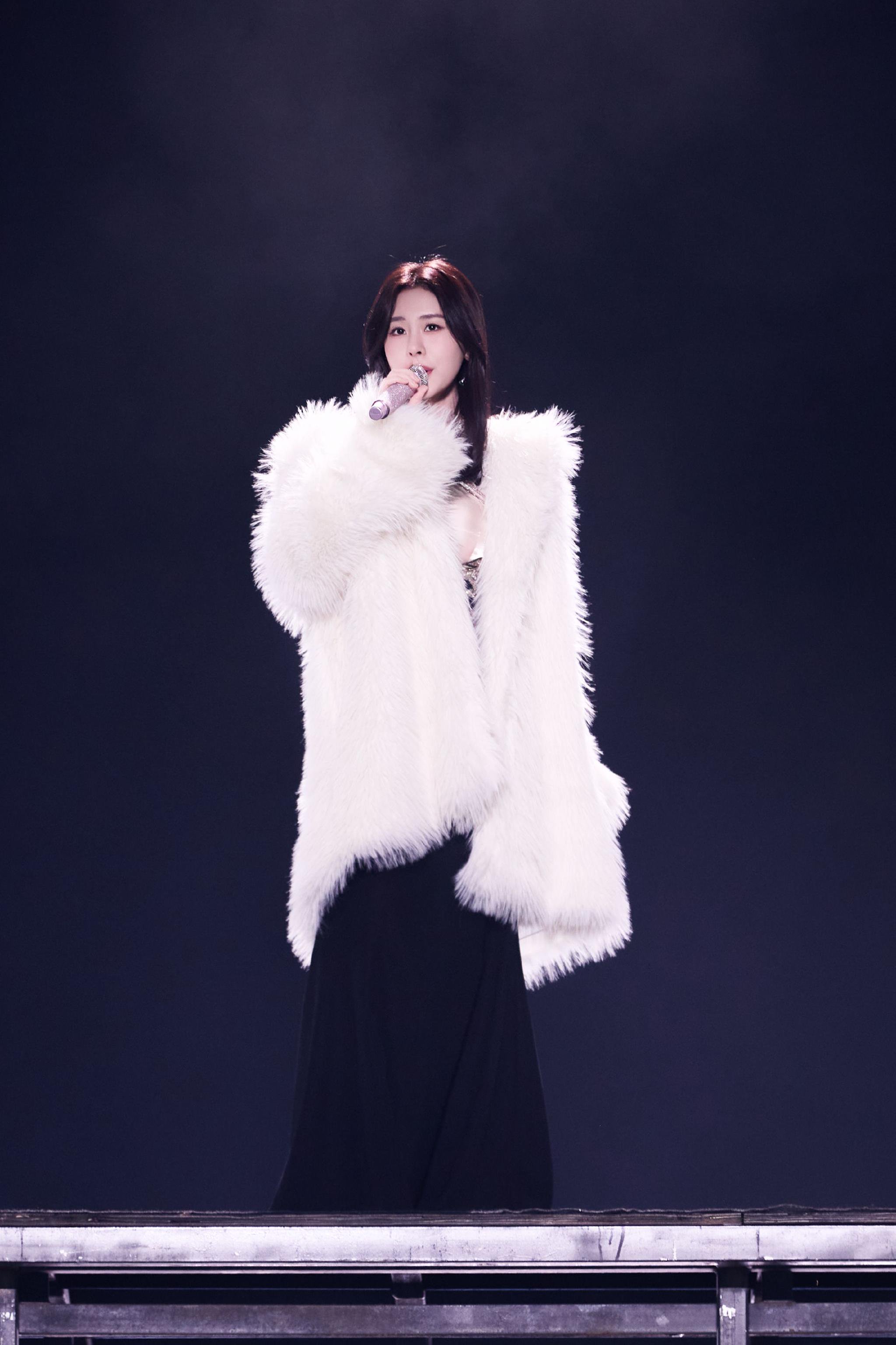 张碧晨镜头前展现生动眉眼，定格珍贵瞬间