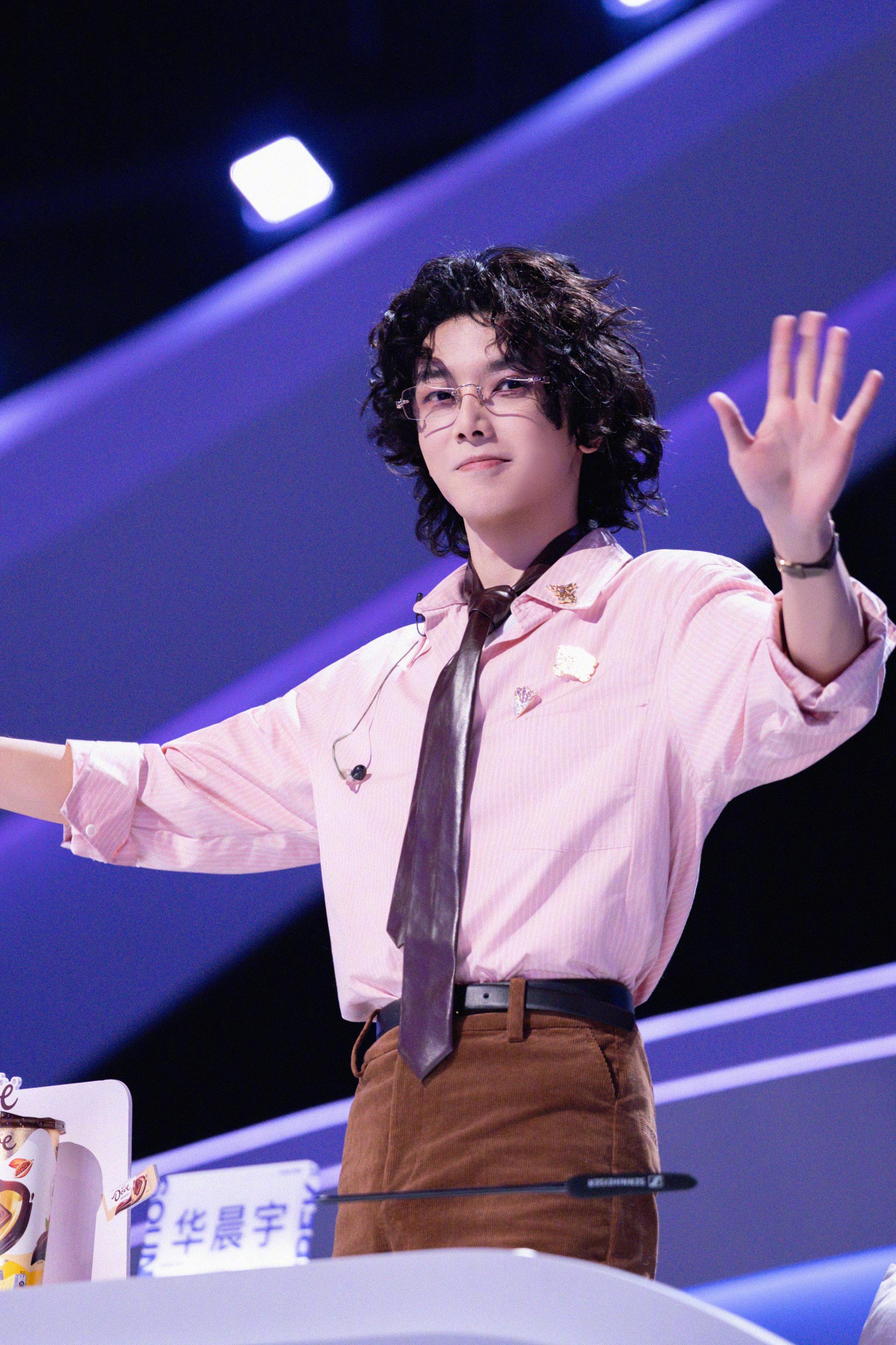 华晨宇担任声鸣远扬首席评审，严抠细节温柔托举