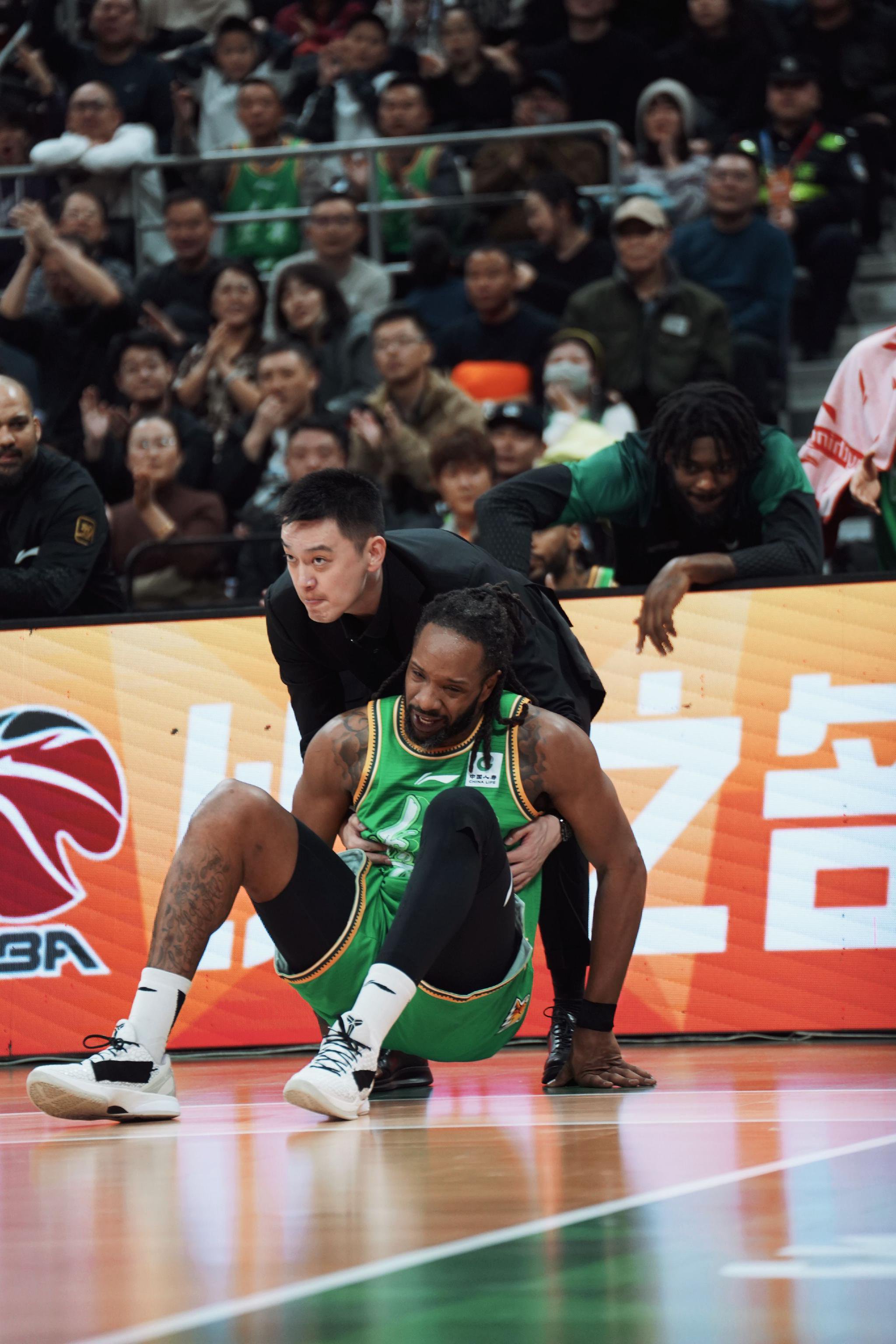 杨鸣被赞团队定心丸，球迷直呼有他在不怕