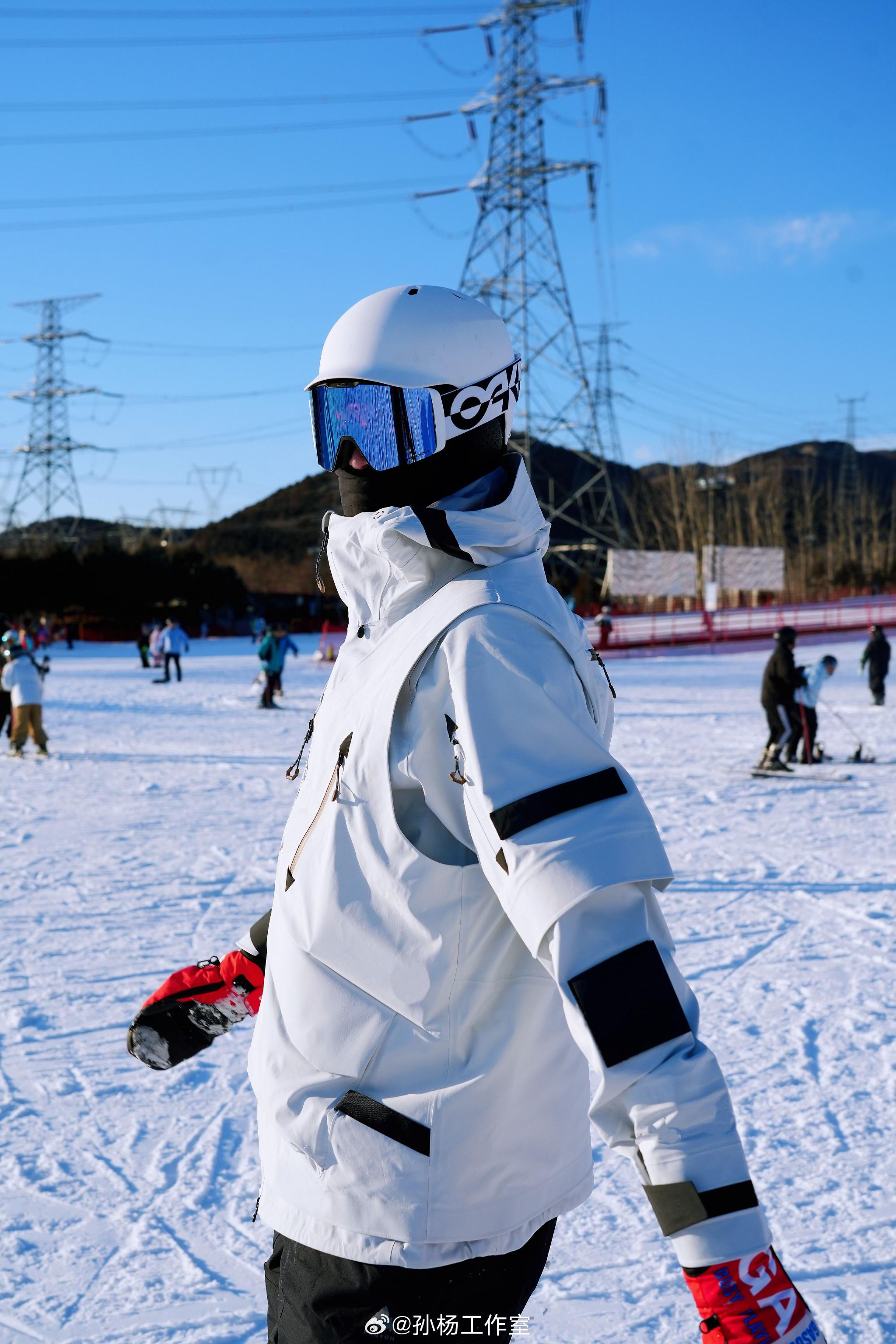 孙杨摘泳镜戴雪镜解锁滑雪快乐