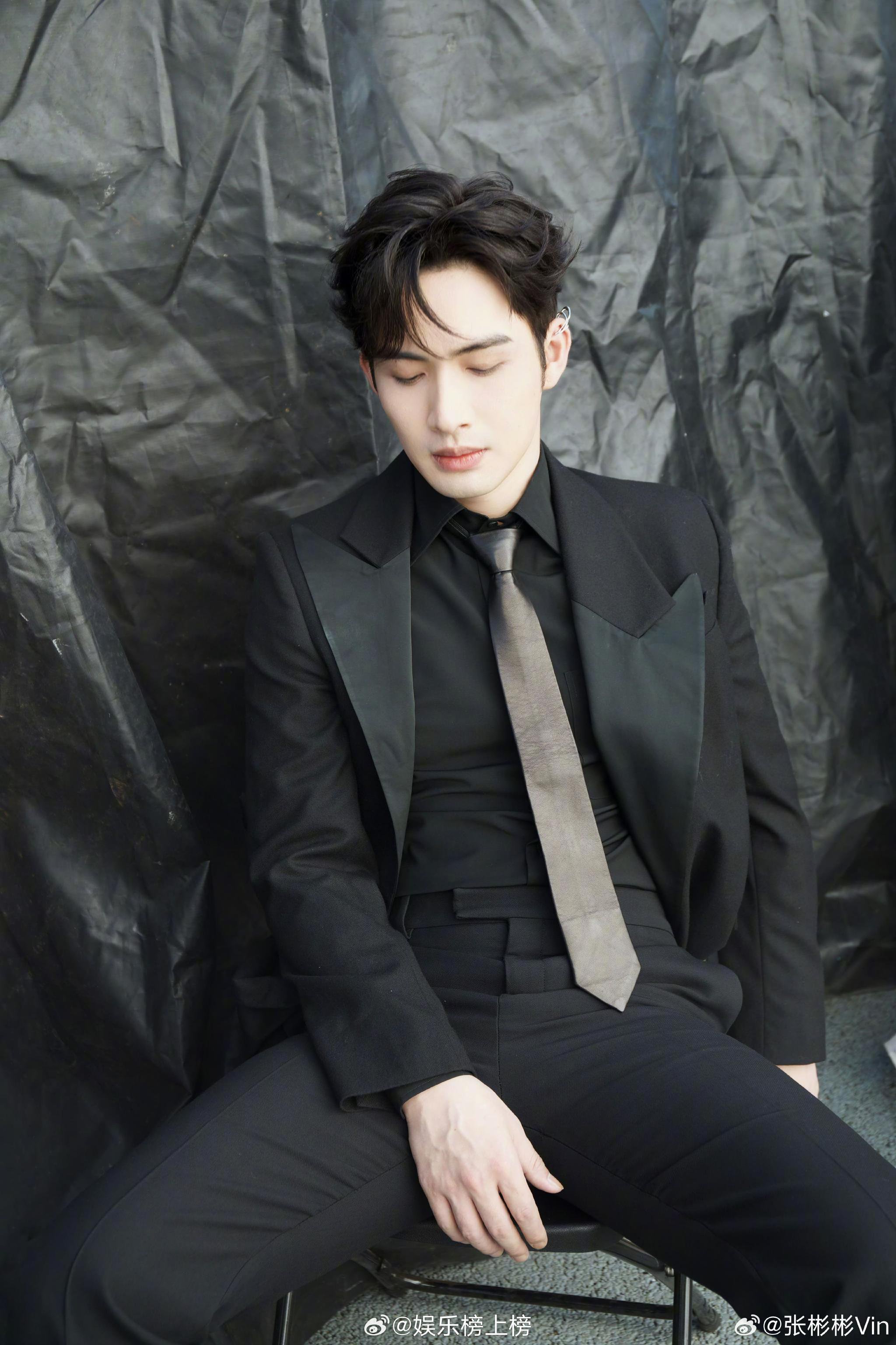 张彬彬今日营业晒帅气贵公子照