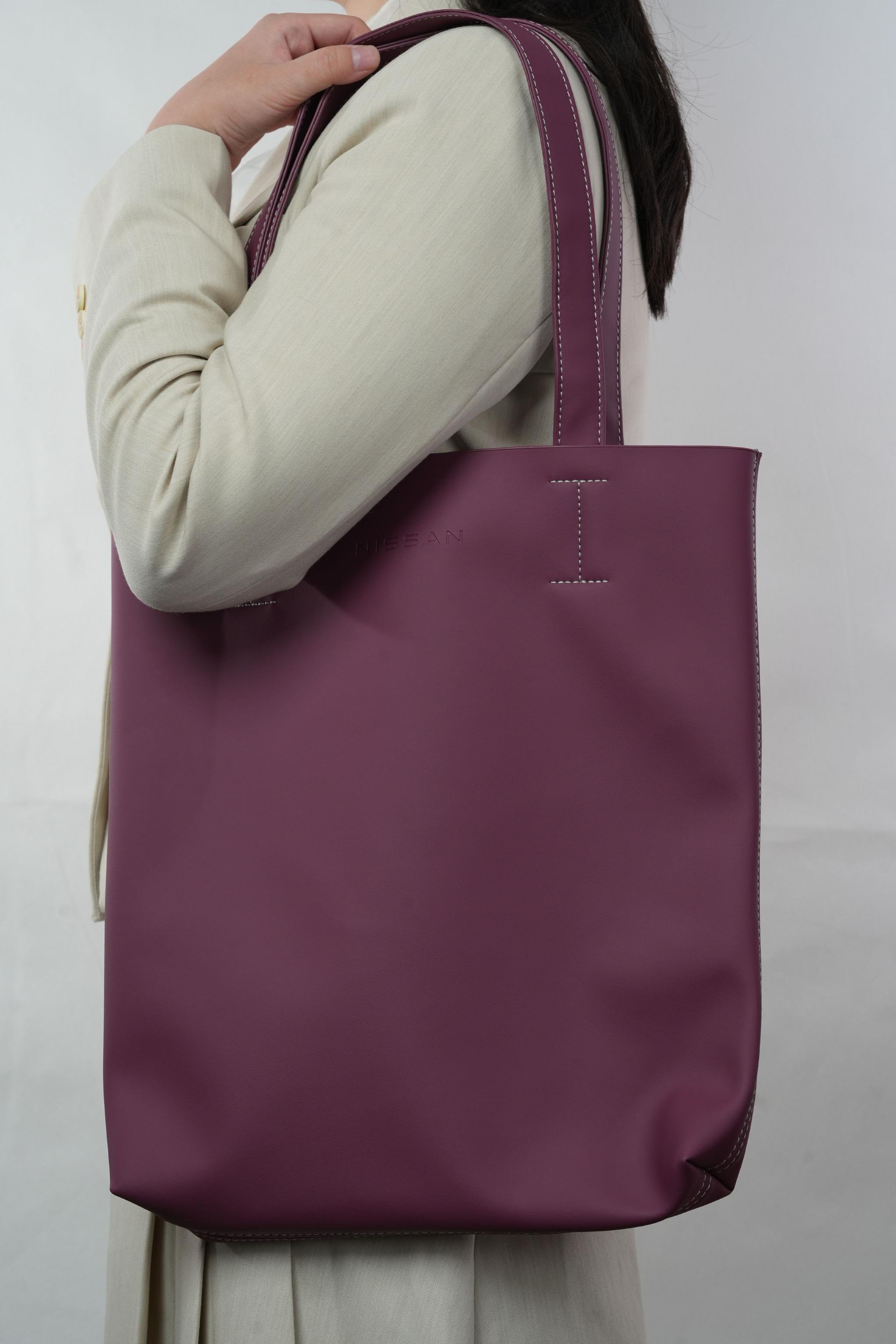 蓝盈莹展示日产N6同色系高定托特包