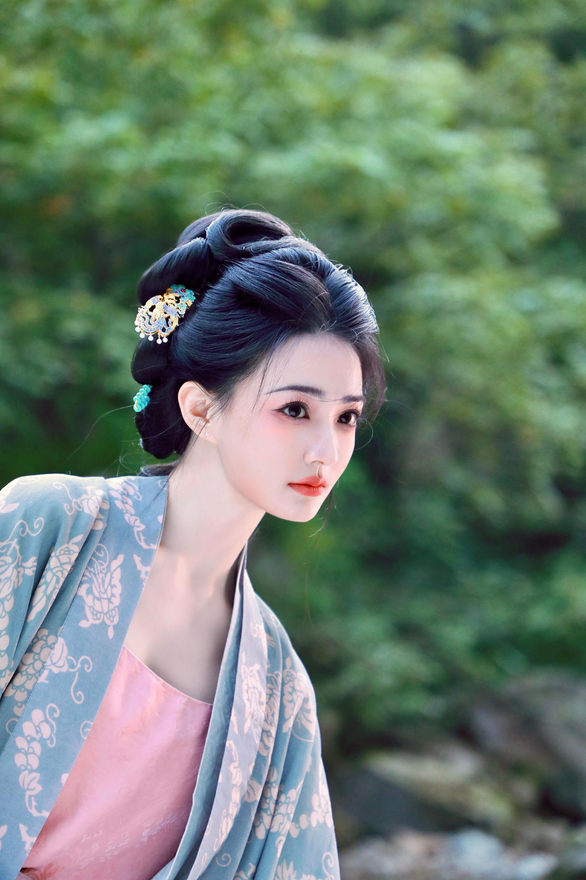 徐璐青衫粉裙簪花出镜演绎宋词仕女