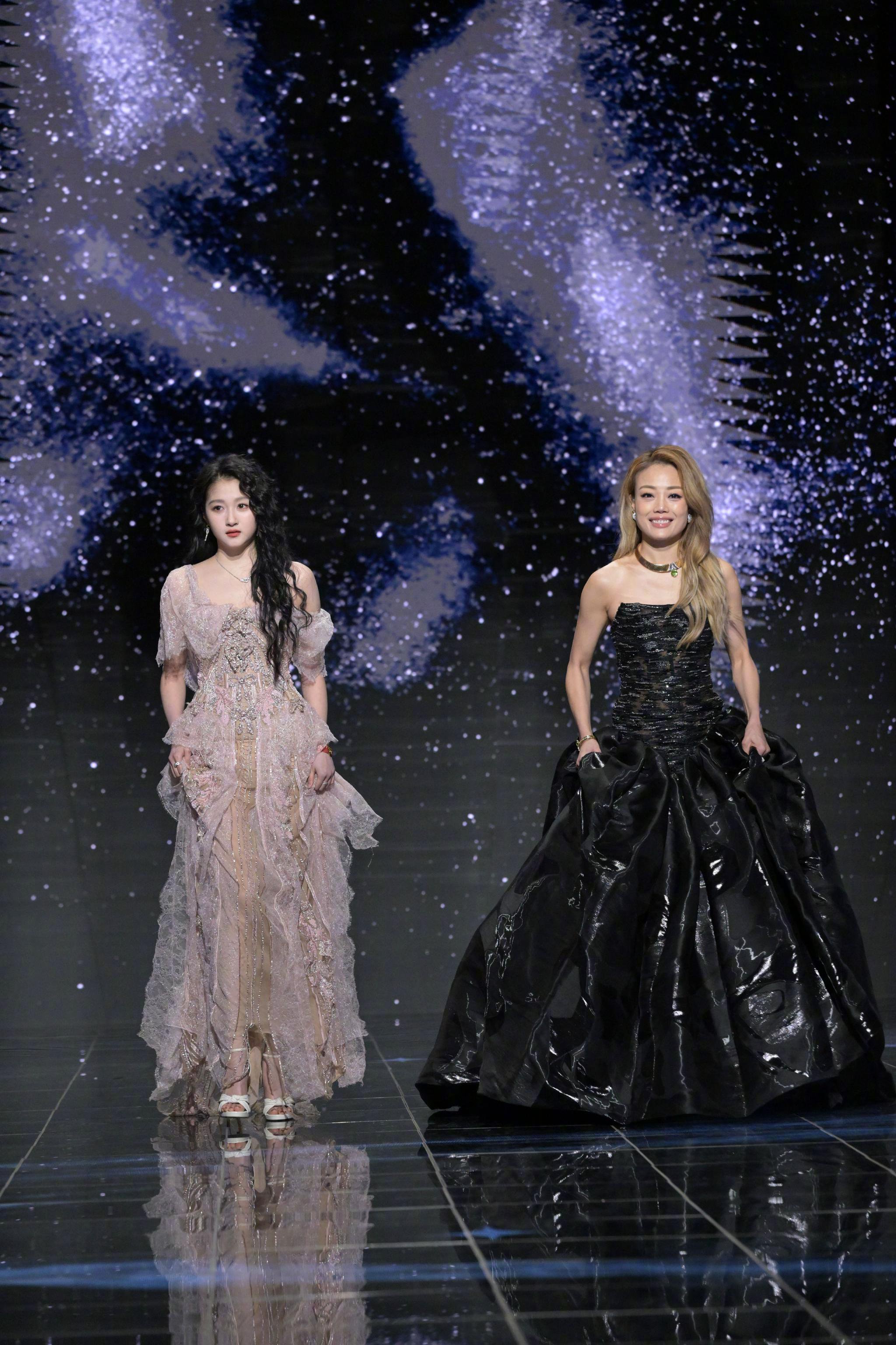 关晓彤容祖儿亮相微博之夜红毯