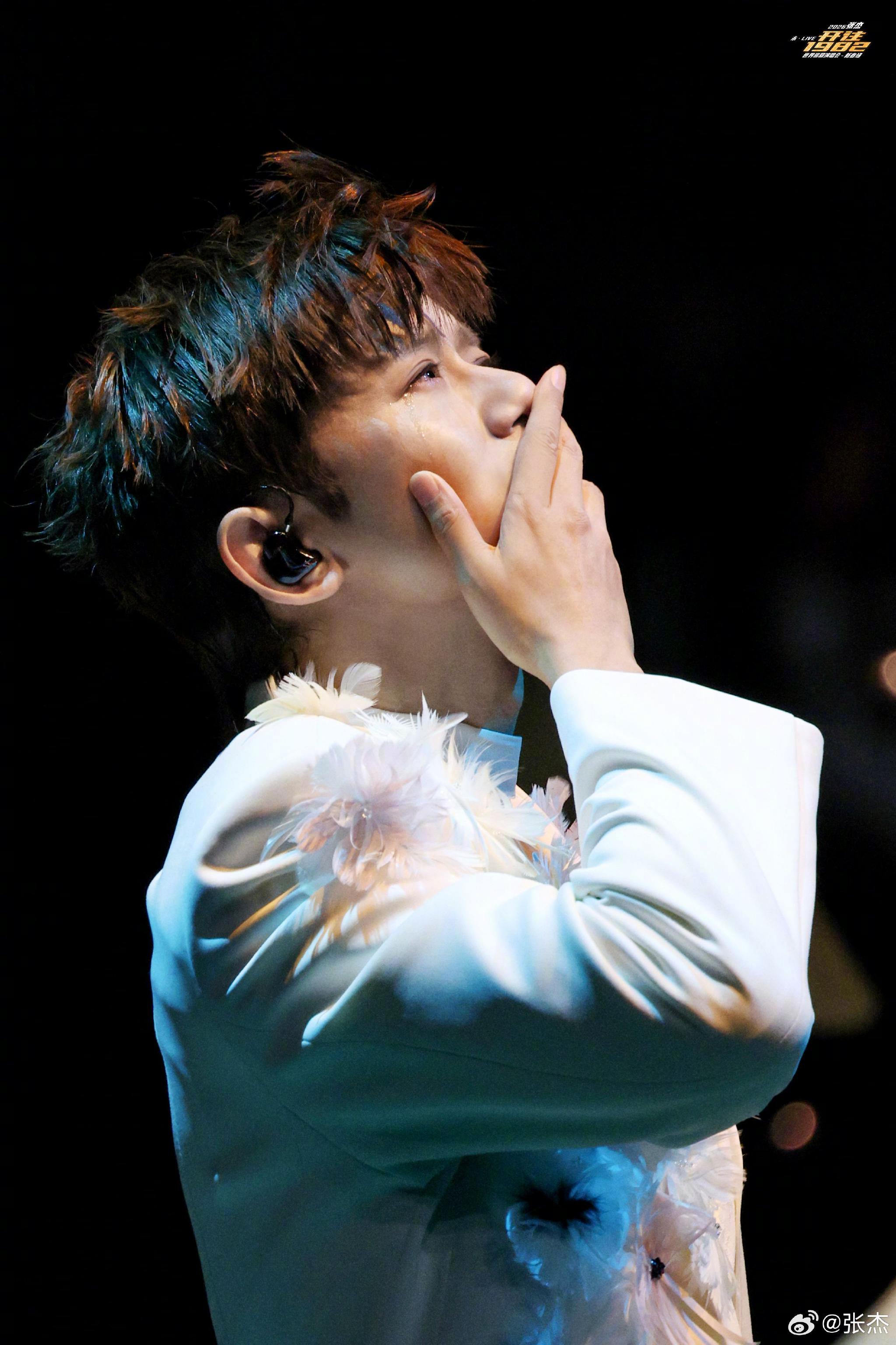 张杰新春演唱会收官，泪洒舞台唱百年前旧曲