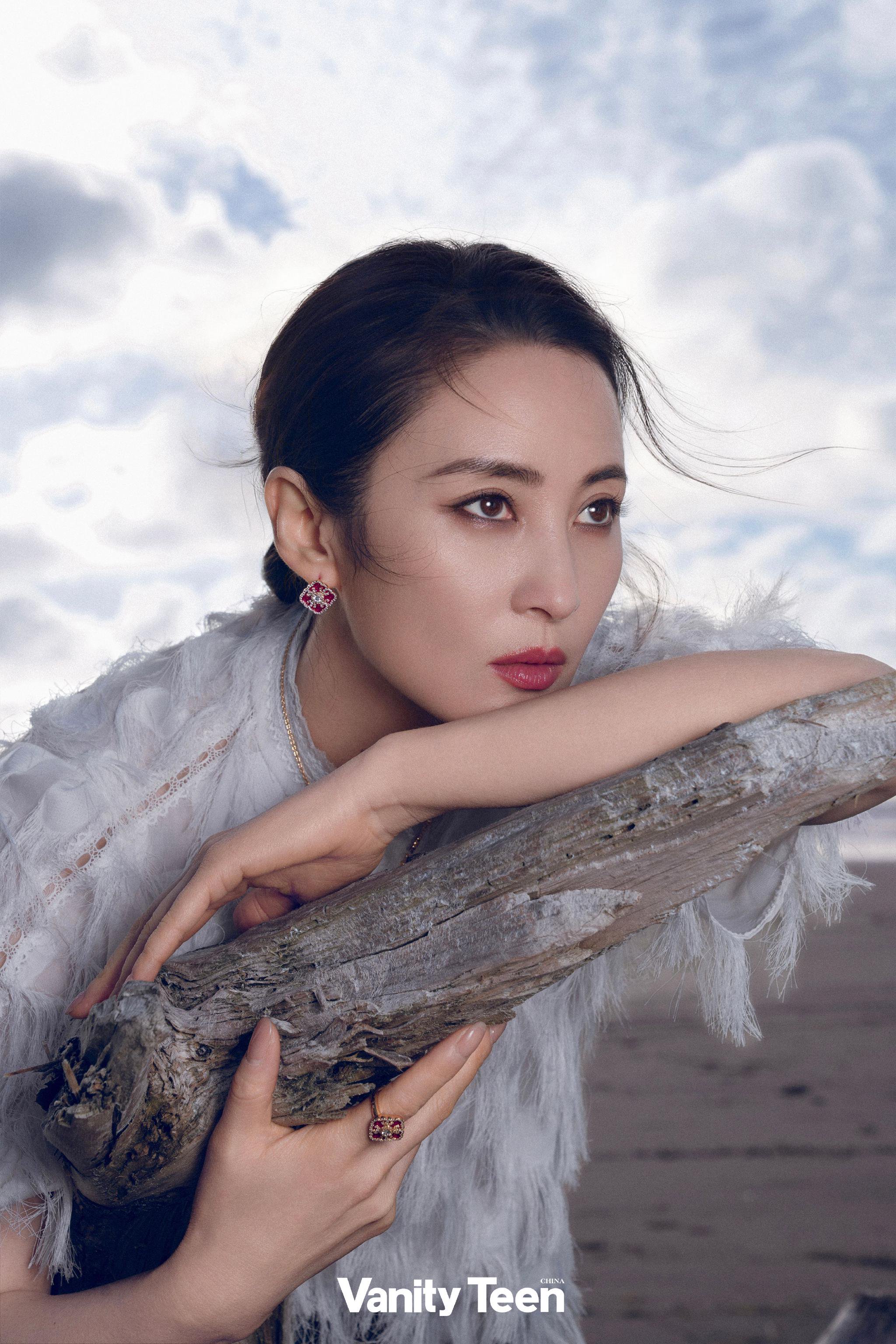 蒋勤勤新西兰山海大片释出，轻纱牛仔裤双造型惊艳