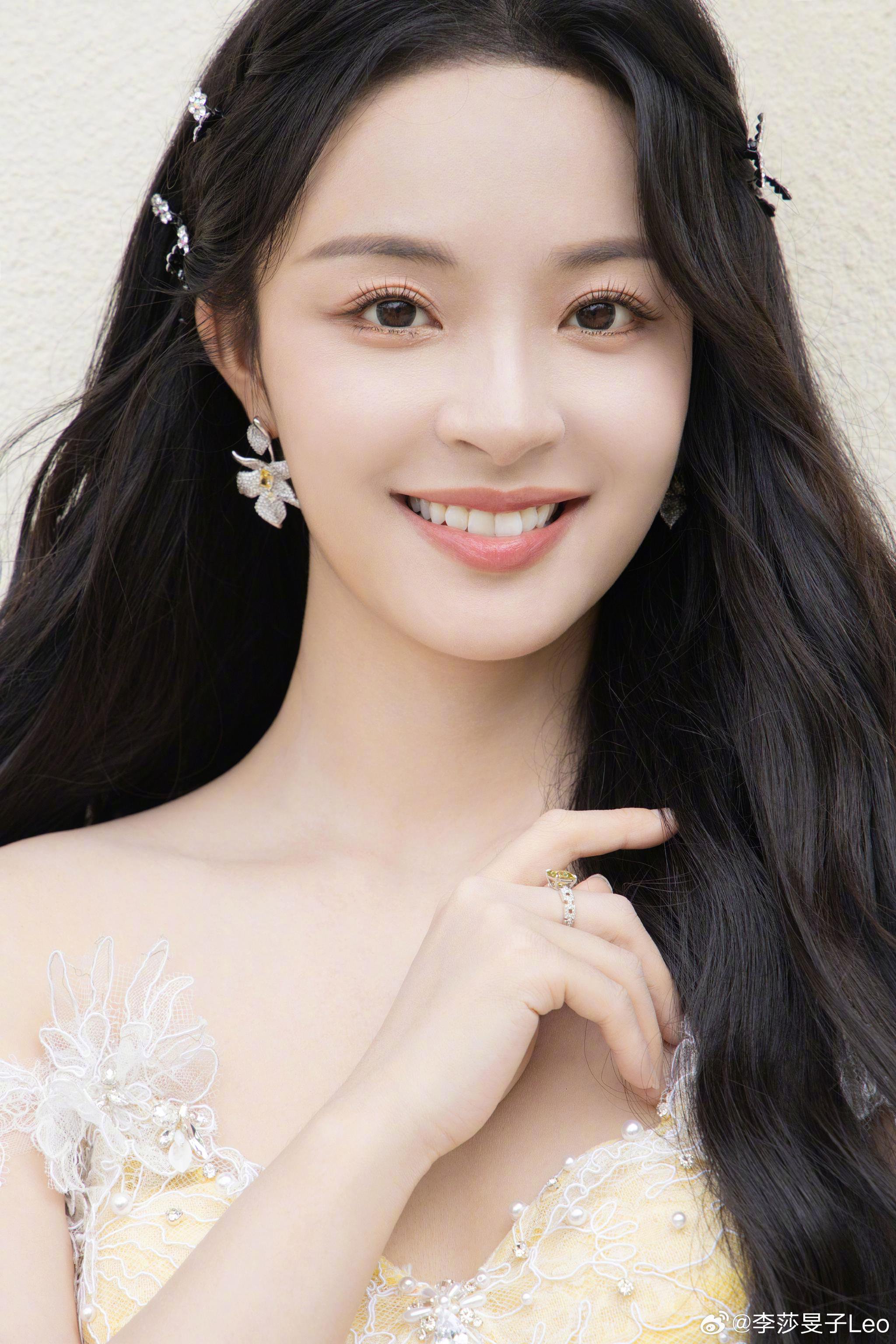 李莎旻子穿淡黄色长裙亮相