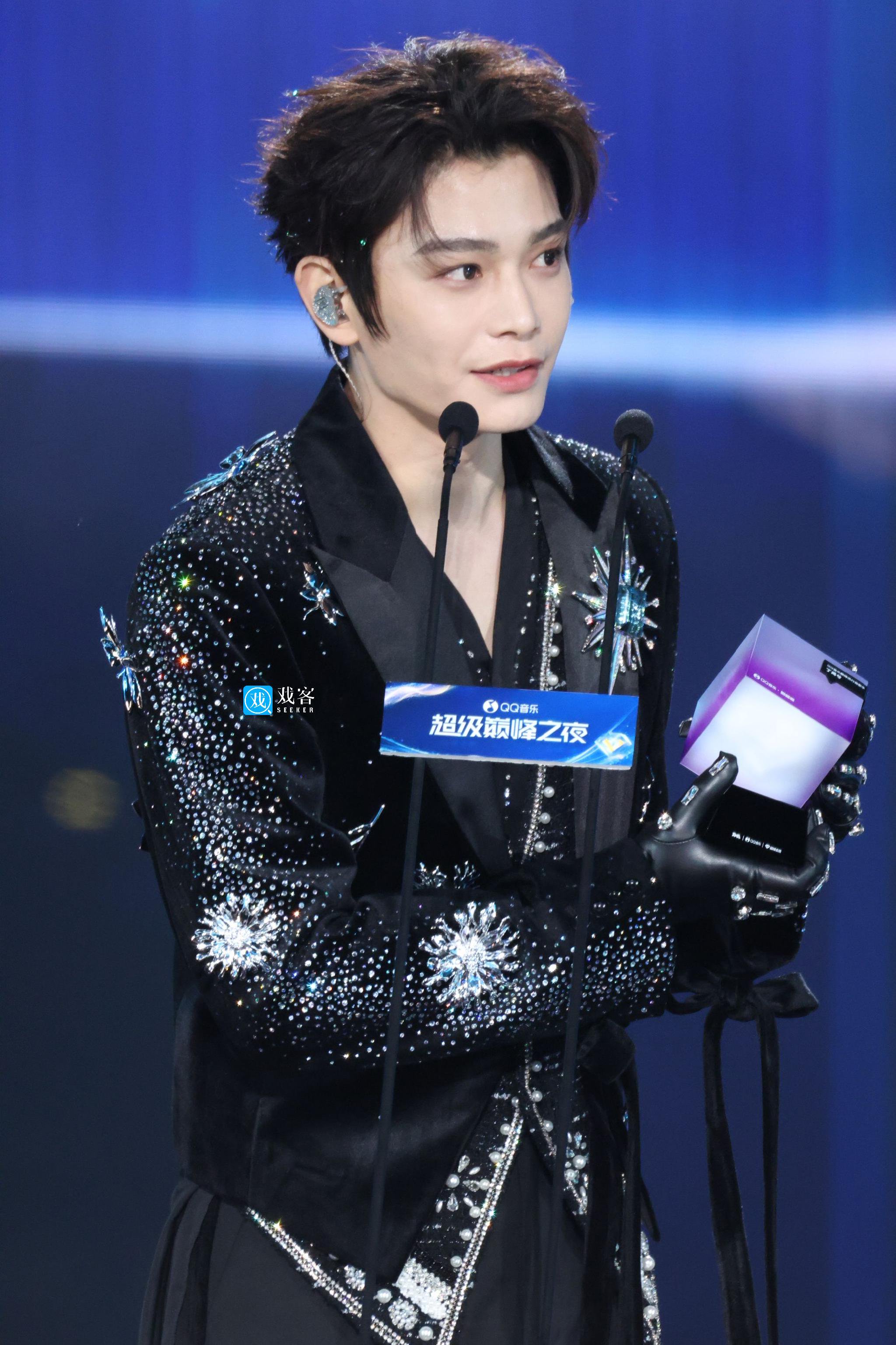 丁禹兮亮相QQ音乐超级巅峰之夜，生图状态获赞