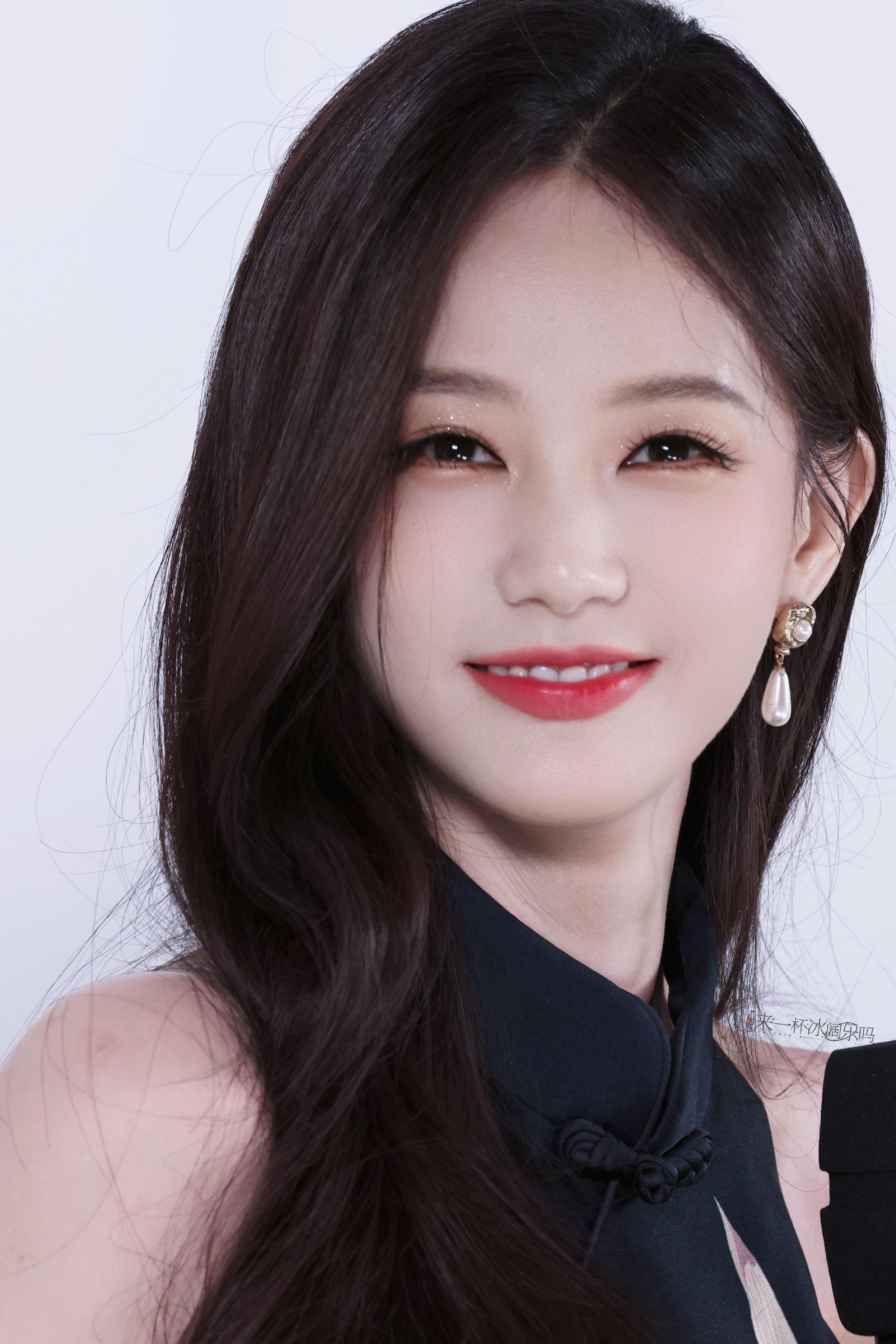 李一桐穿旗袍造型美神降临