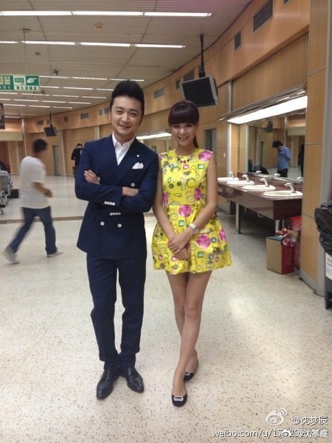 沈梦辰近照状态佳，与尼可买提合影显年轻