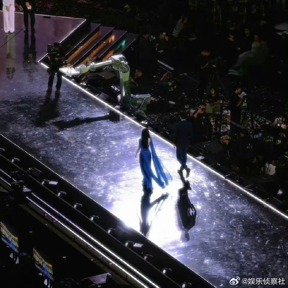 星光大赏鞠婧祎多视角出图，李昀锐扶孟子义引热议