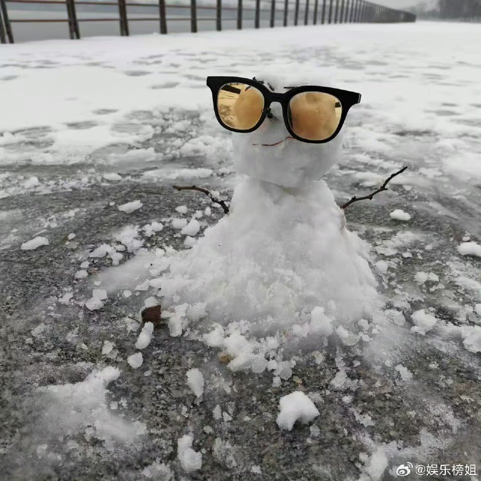 肖战堆雪人视频引热议，粉丝互动暖心