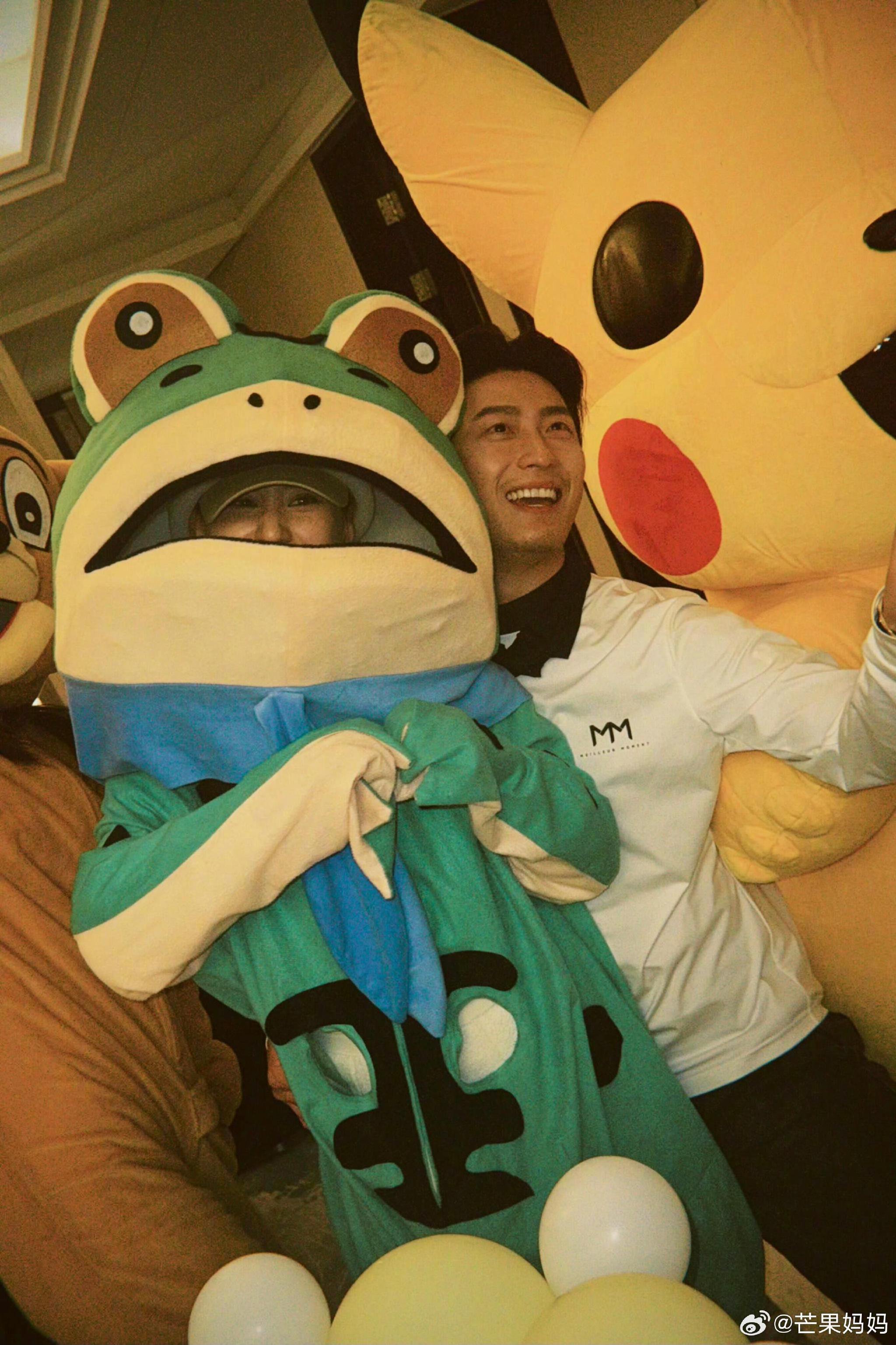 何超莲cos青蛙为窦骁庆生，力破感情不和传闻