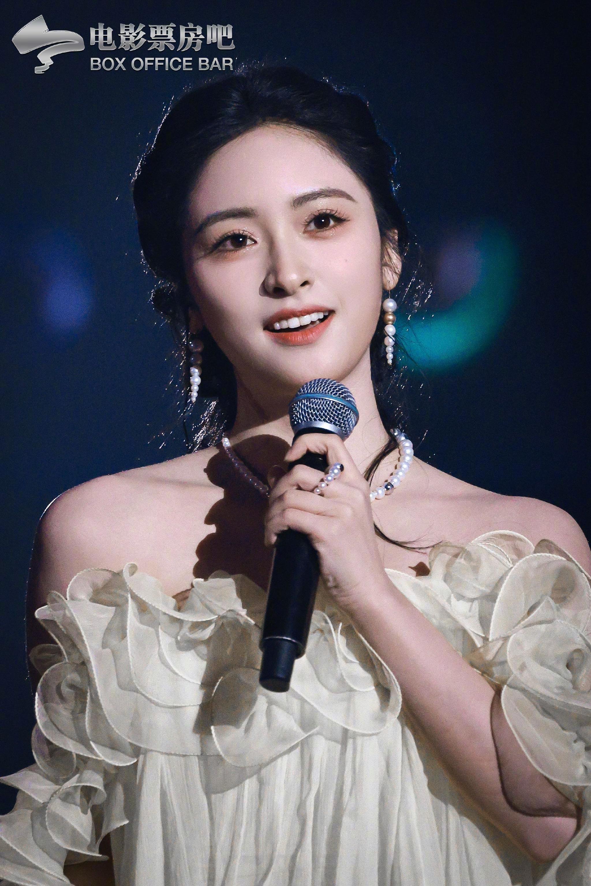 沈月在中国电影120周年活力之夜献唱《同桌的你》