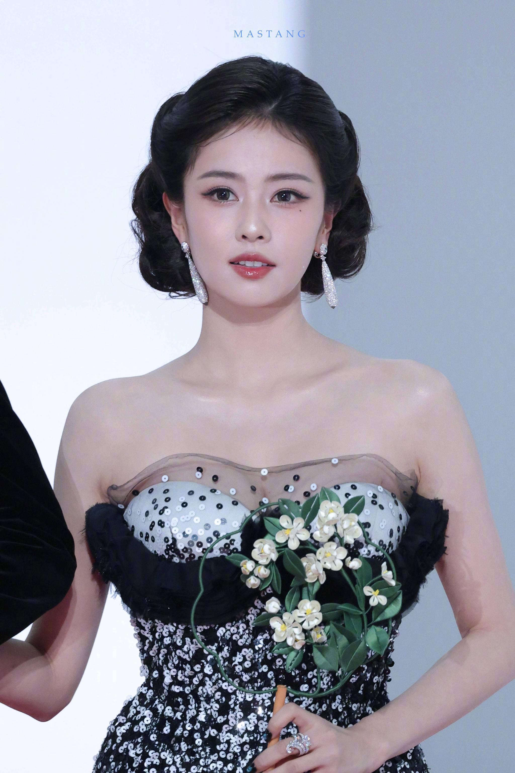 白鹿孟子义等女星亮相星光大赏红毯