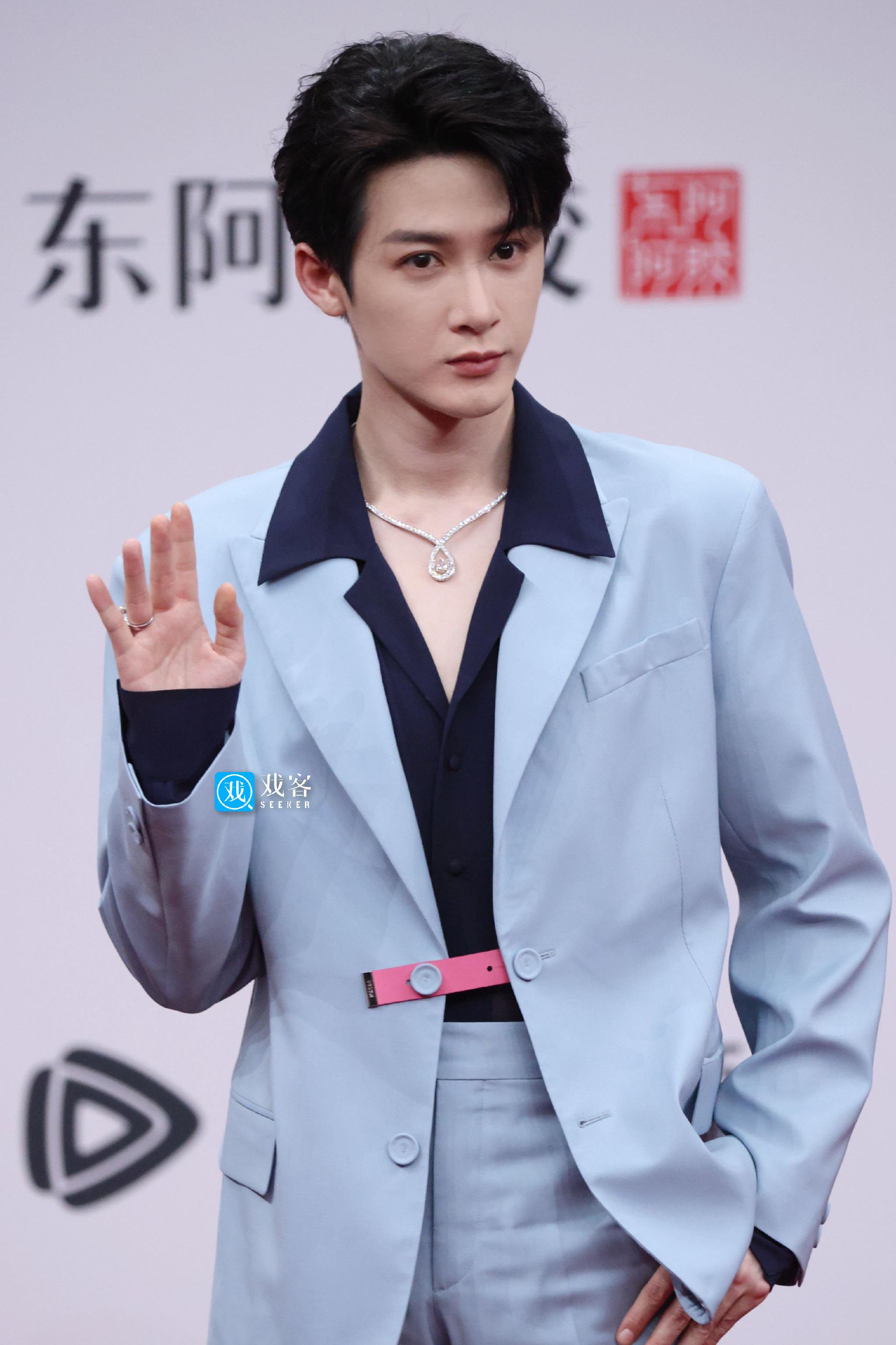 檀健次龚俊等六星亮相星光大赏红毯