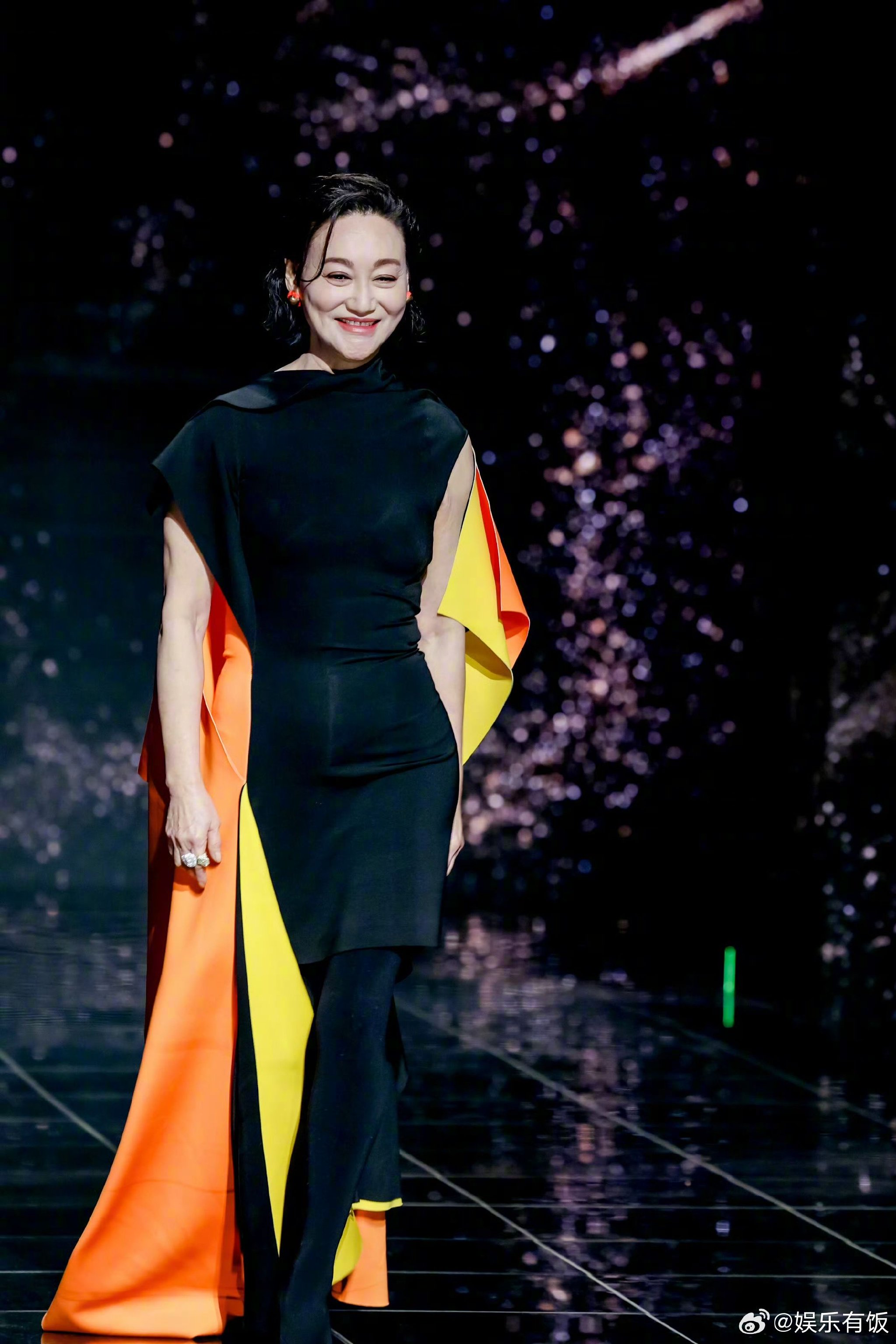 惠英红微博之夜红毯斗篷造型气场全开