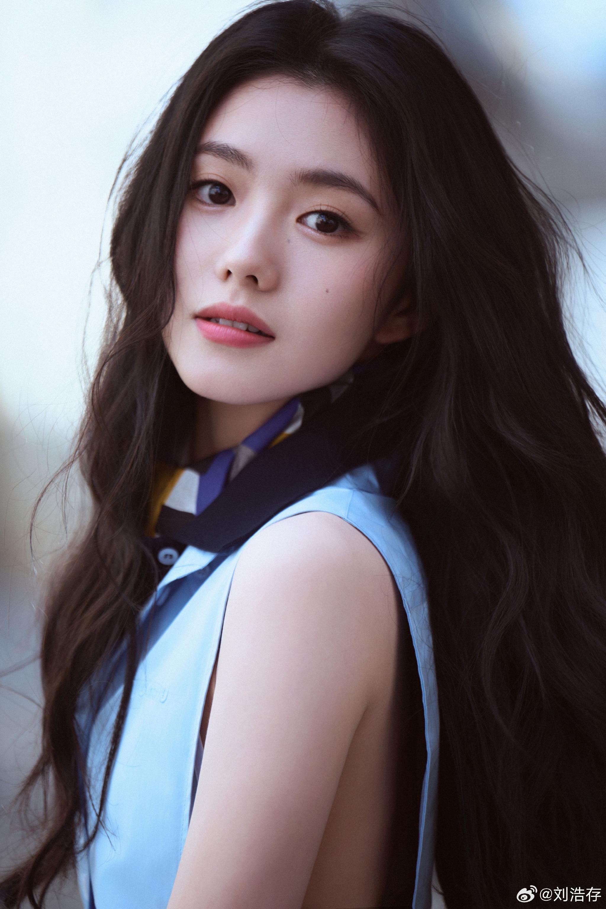 刘浩存现身巴黎初春阳光中