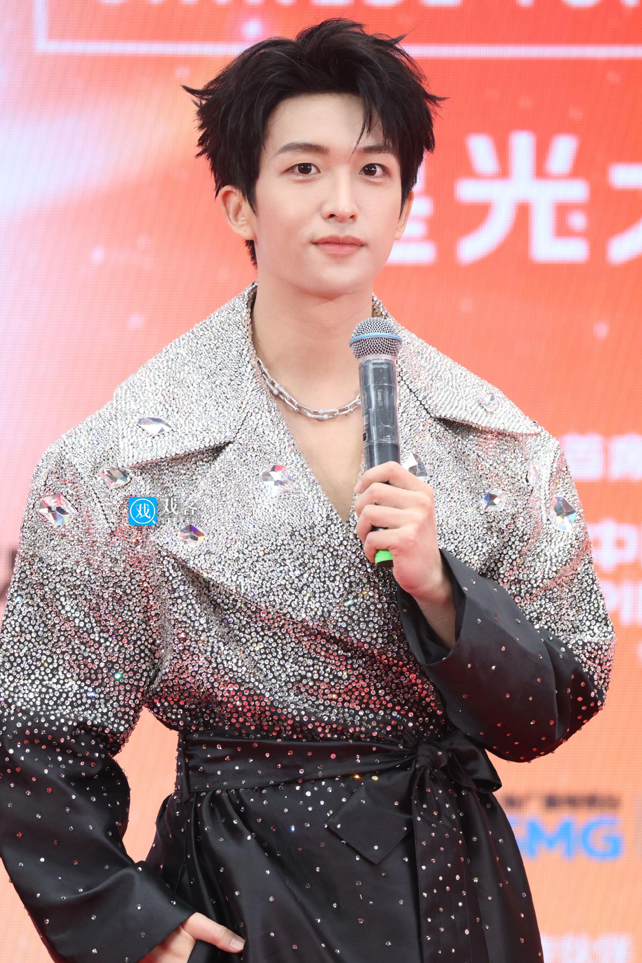 东方风云榜红毯生图曝光，汪苏泷黄子弘凡等艺人亮相