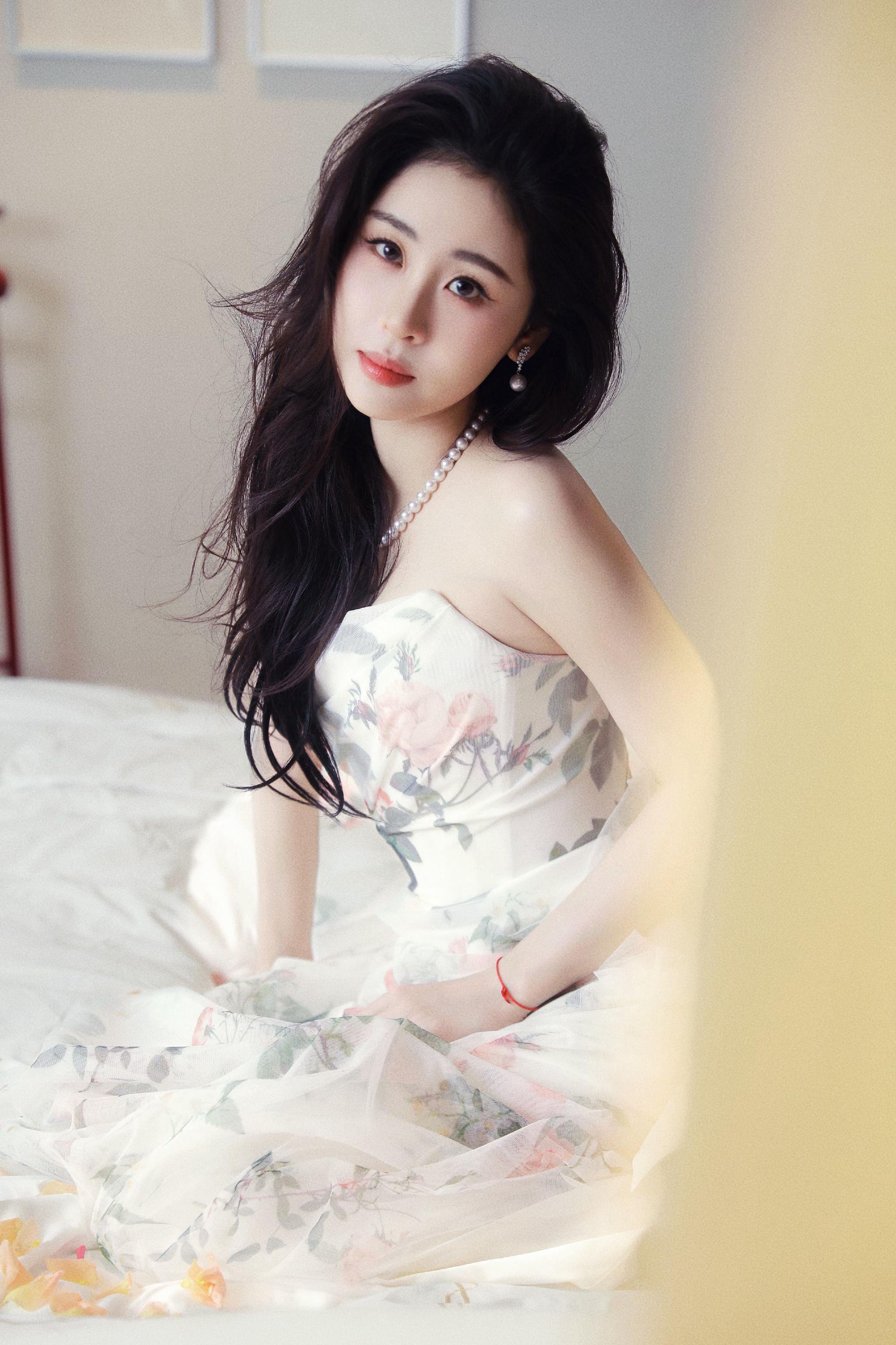 张碧晨亮相BAZAARGALA2026，美成黑天鹅公主