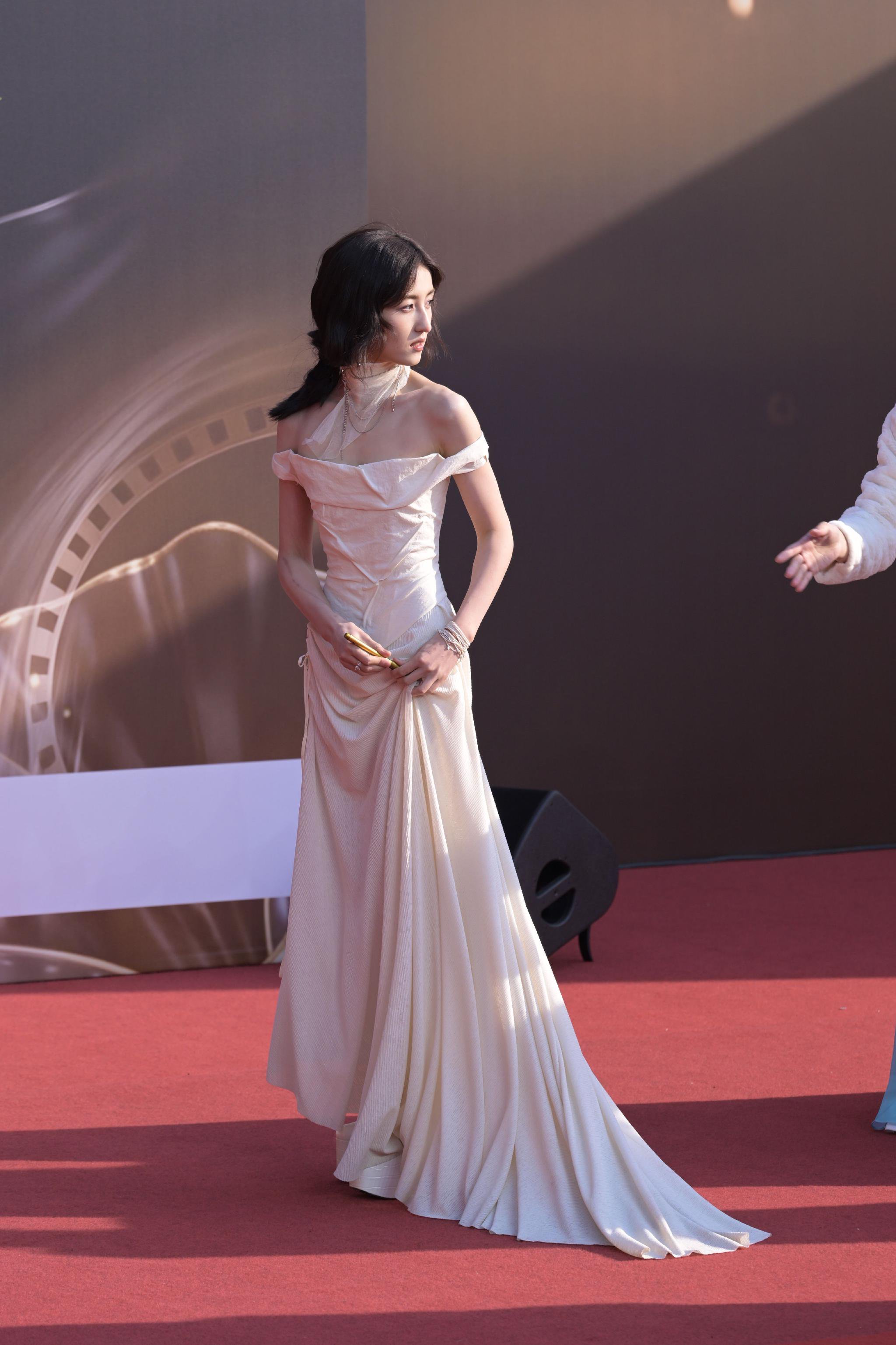 张子枫白衣造型亮相中国电影盛典红毯