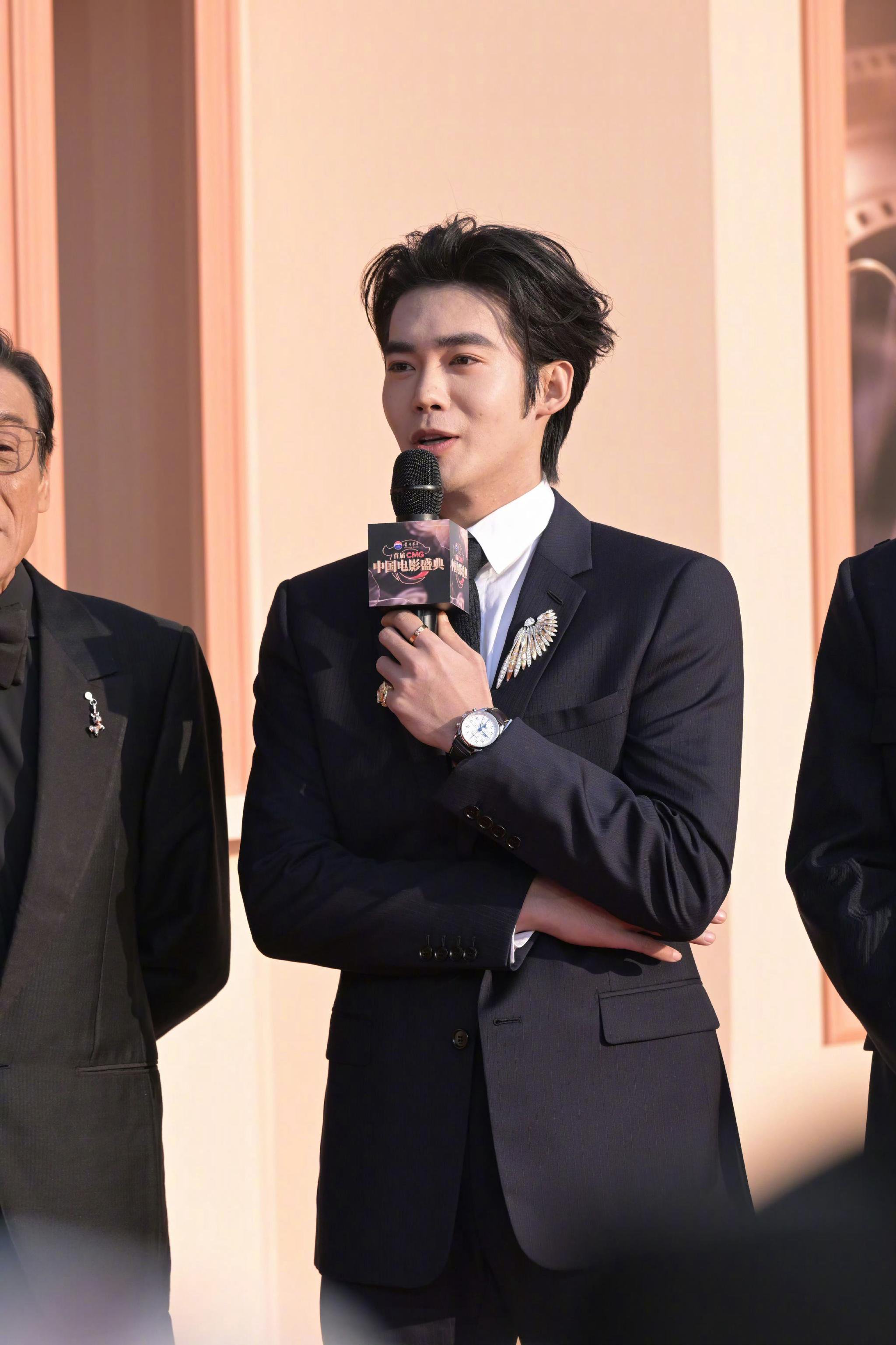 于适亮相中国电影盛典红毯，签于适X2引关注