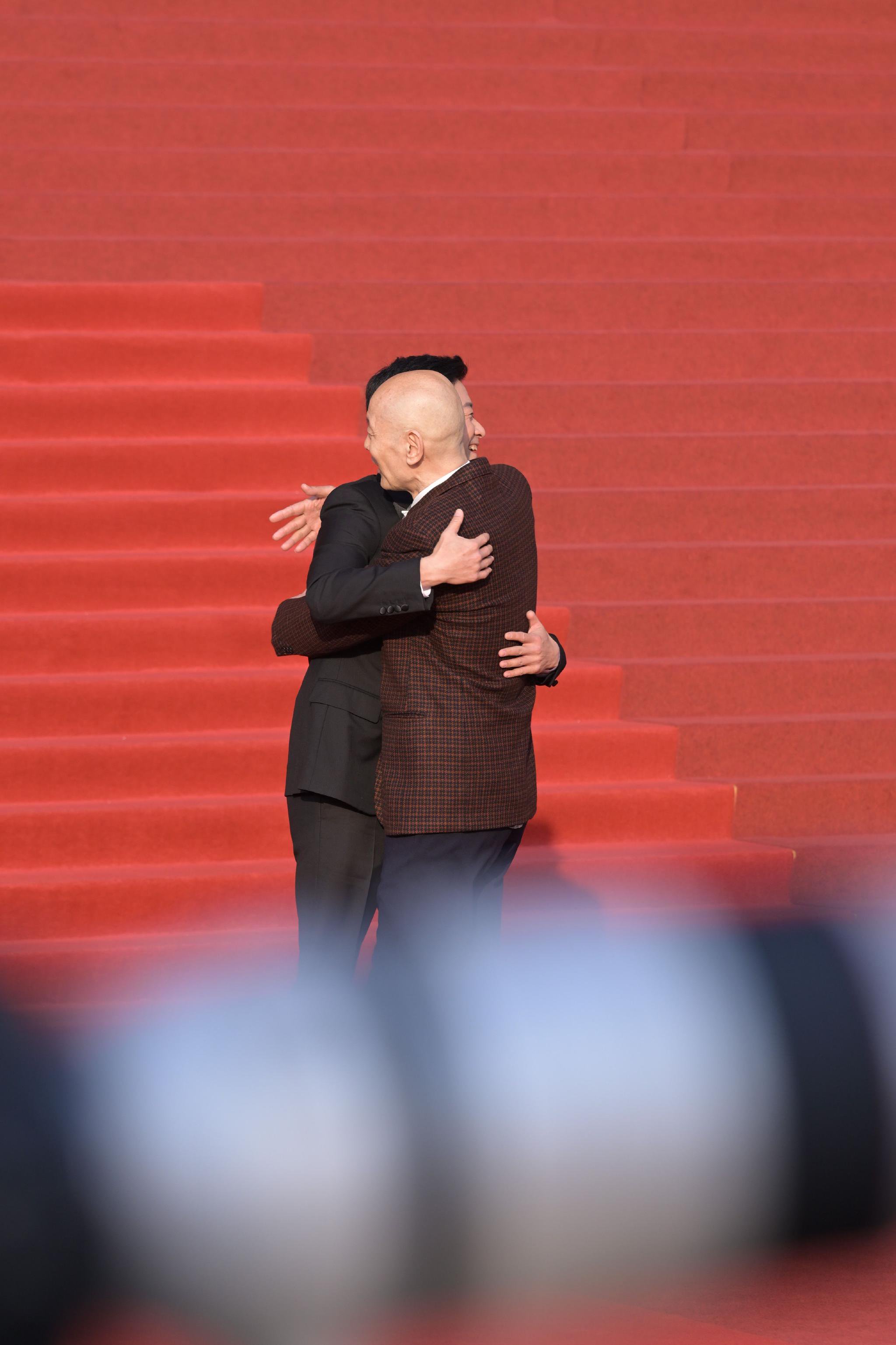 葛优吴京CMG红毯握手拥抱