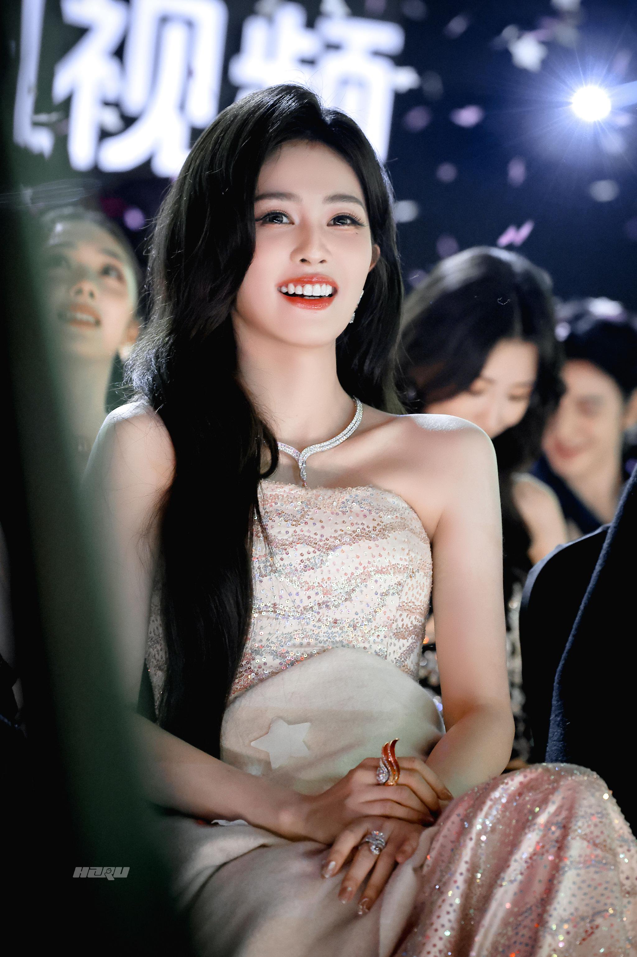 白鹿亮相星光大赏惊艳全场