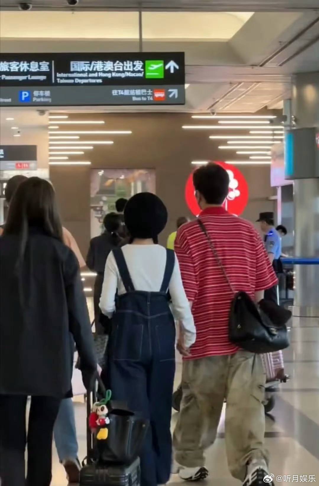 李荣浩杨丞琳手牵手现身