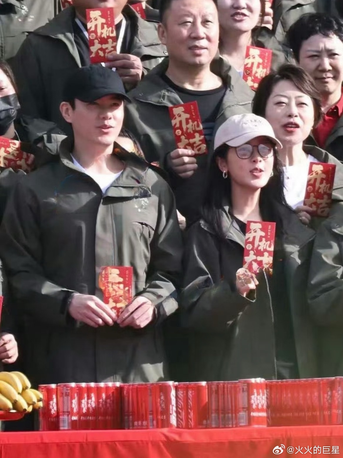 杨紫新剧玉兰花开君再来开机，父母现身陪伴