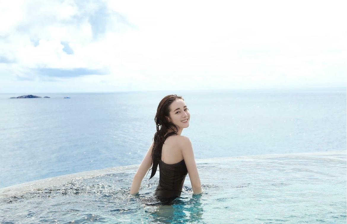 迪丽热巴孙怡等明星泳装造型曝光，沙滩海浪间舒展身姿