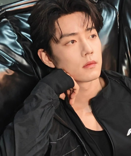 肖战黑色套装live镜头封神，无修生图气场全开