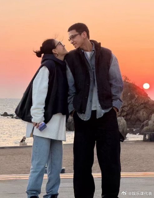李嘉格朋友圈官宣新恋情，与男友落日相依
