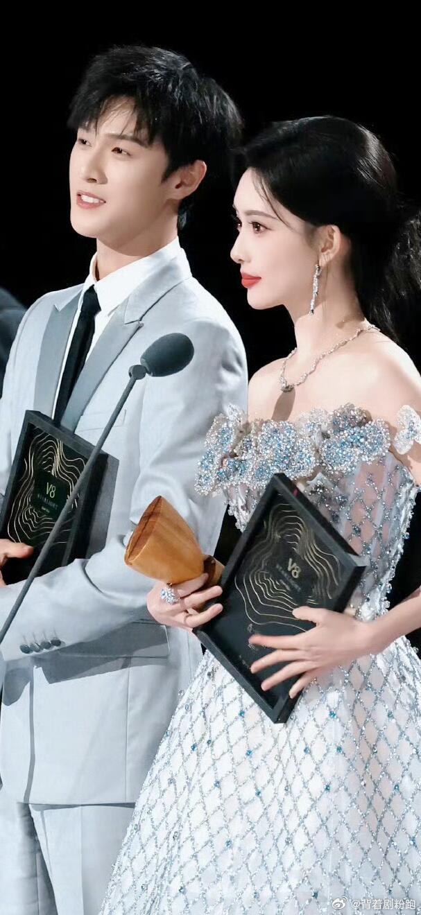 工作室辟谣孟子义李昀锐恋情，此前同楼被拍引热议