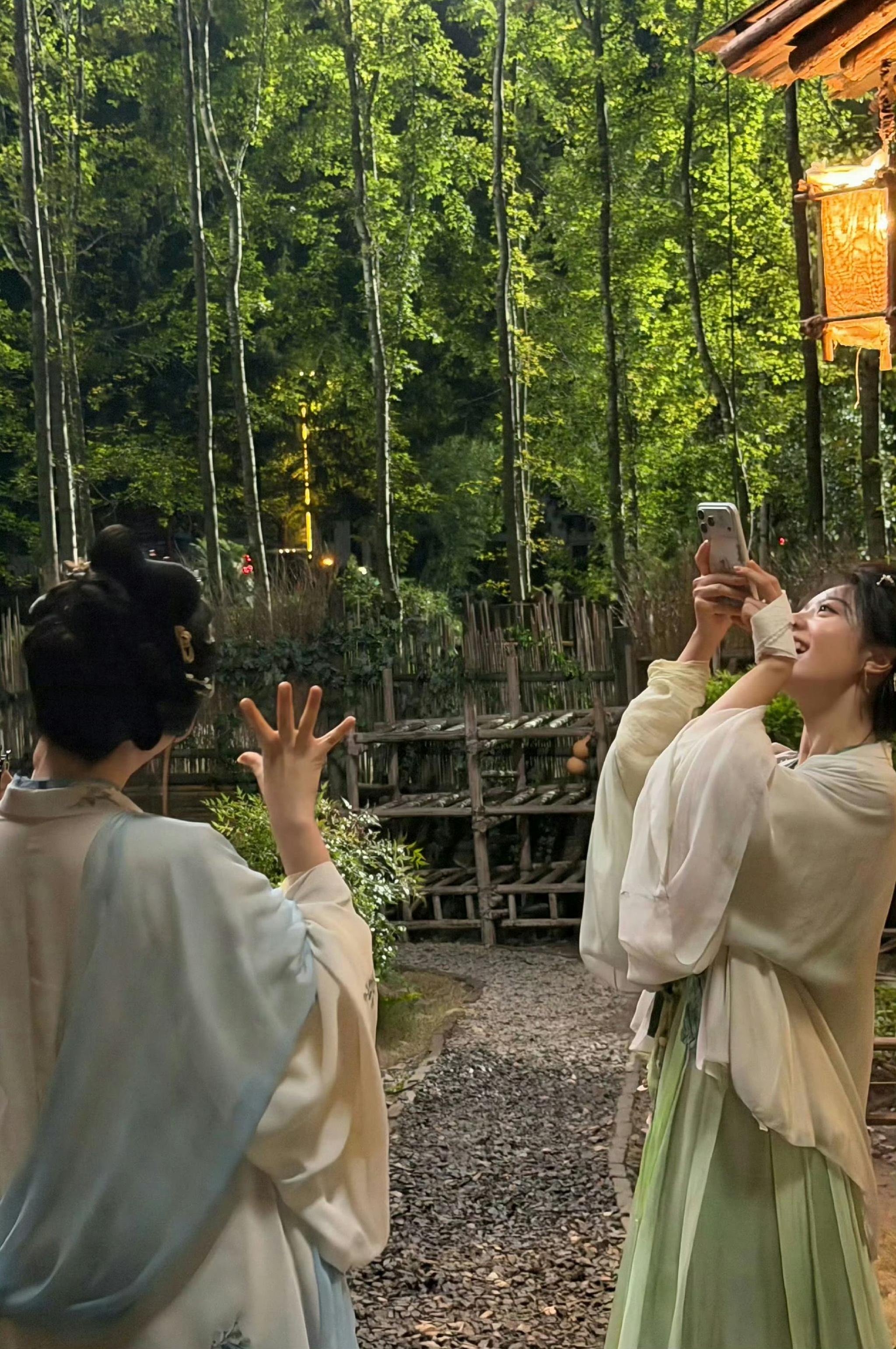 赵今麦王菊片场路透，演绎闺蜜拍照瞬间