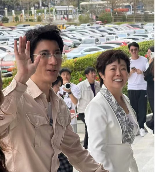 王力宏低调访比亚迪总部，体验三大品牌车型