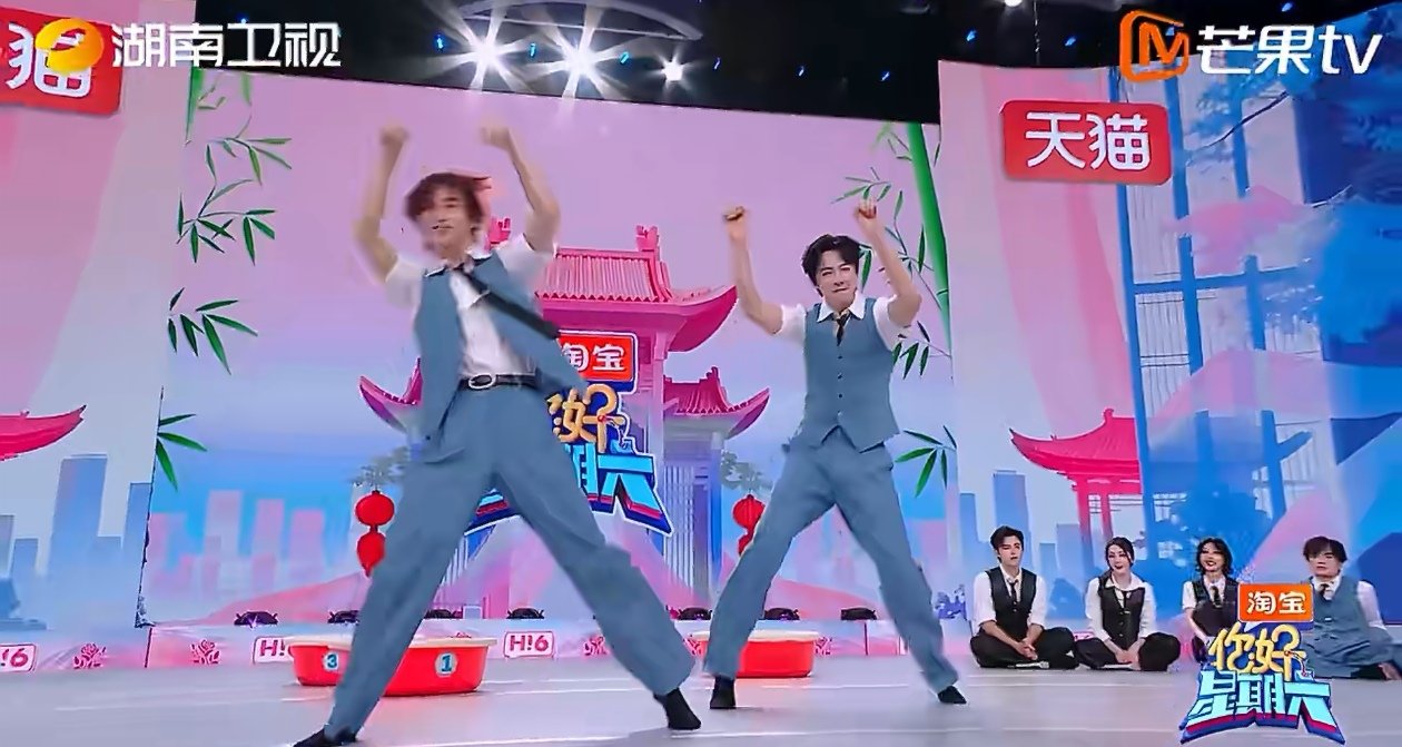 丁程鑫摩托摇舞动感十足