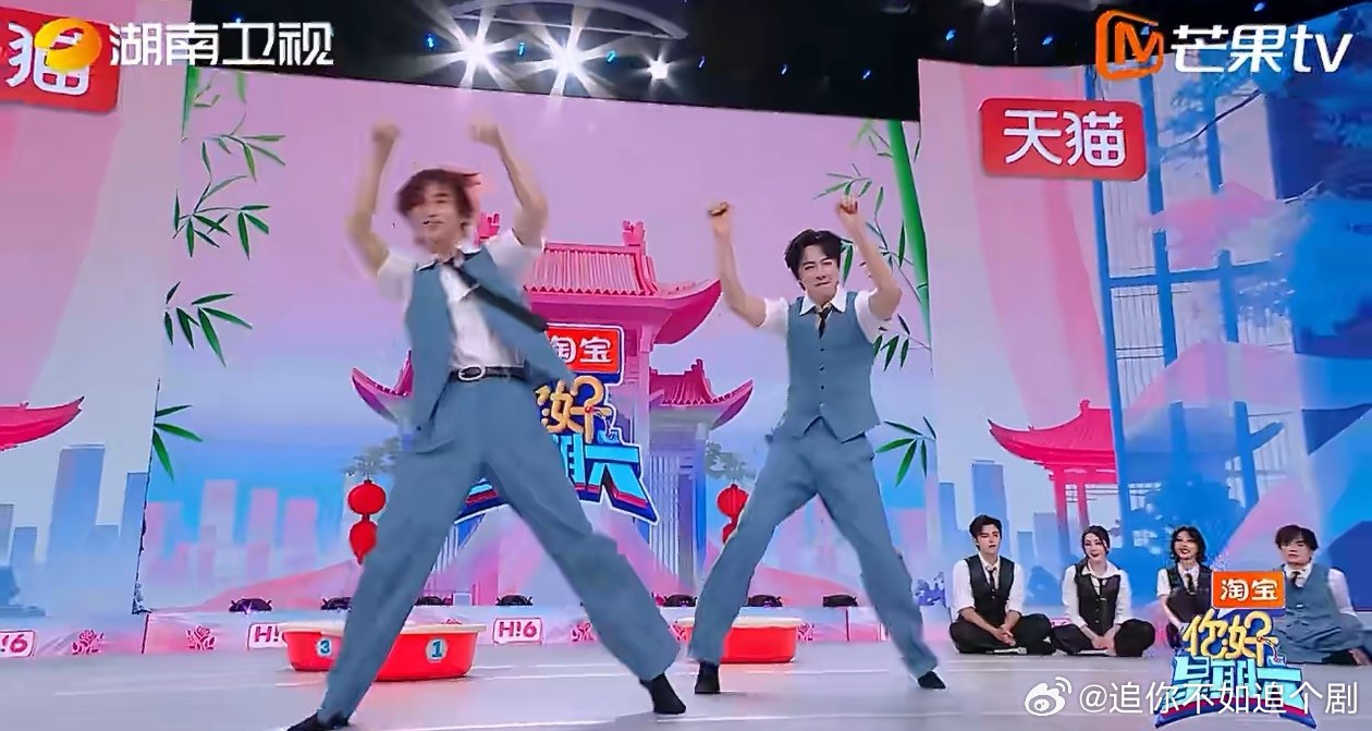 丁程鑫好六街秀摩托摇,舞台表现力圈粉