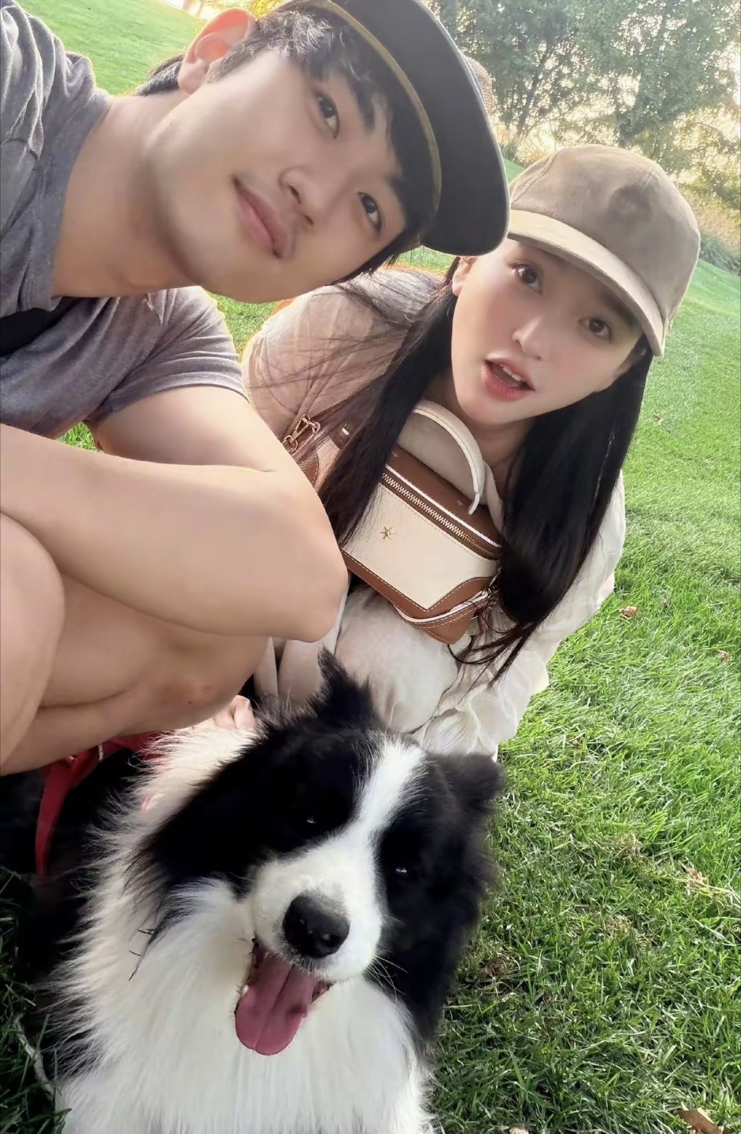 金莎晒一家三口合照，网友误认有宝宝实为小狗