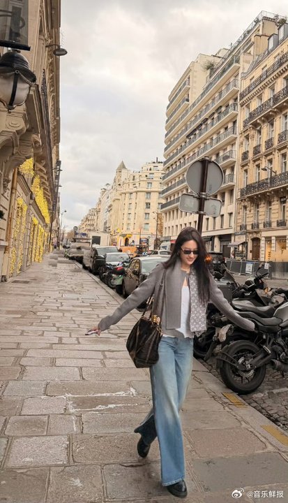 刘亦菲朦胧镜头中展露精致骨相美