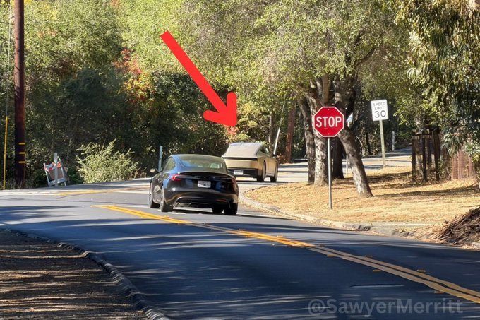 特斯拉Cybercab首测上路，配备驾驶员后视镜