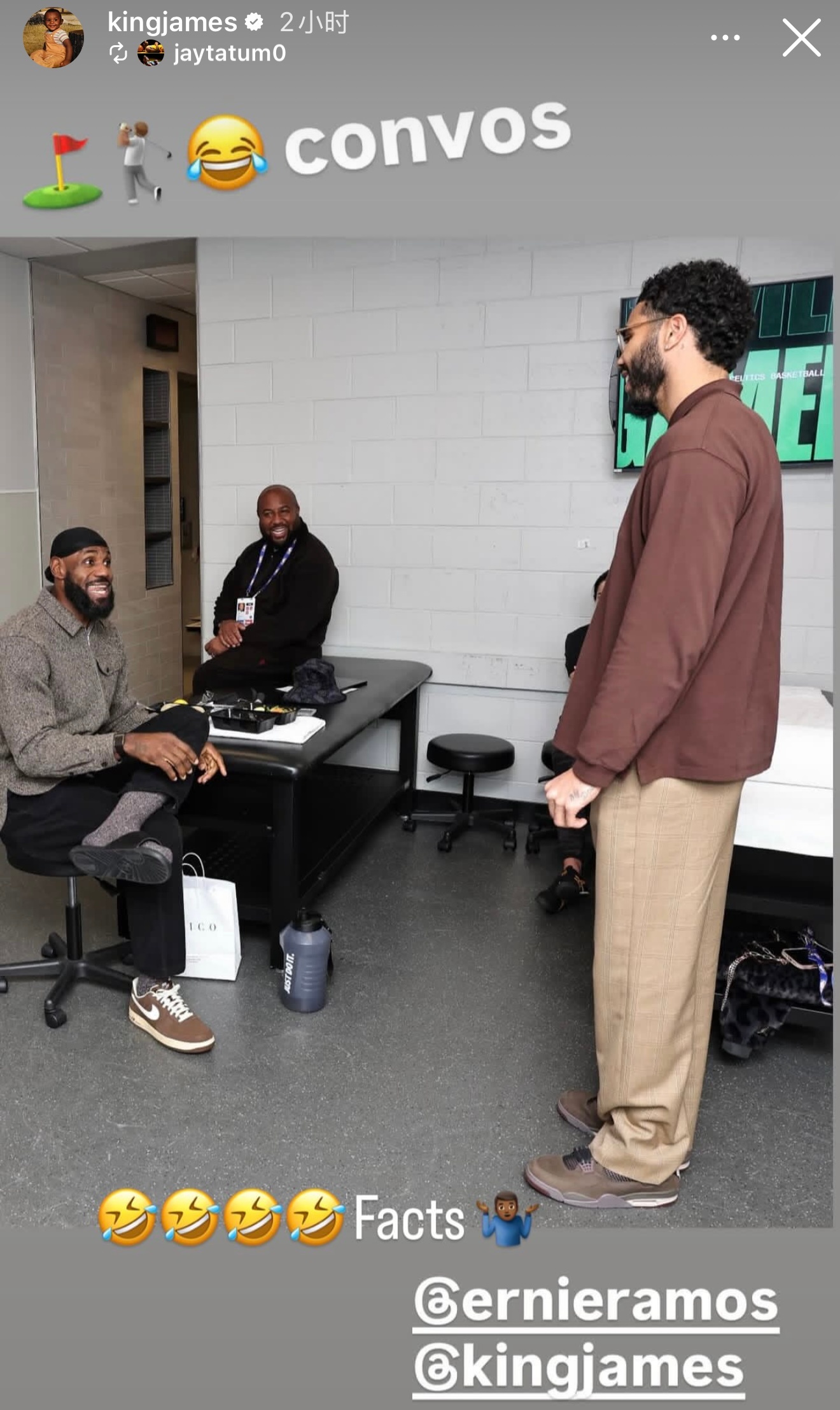 塔图姆与詹姆斯互动，畅谈高尔夫趣事