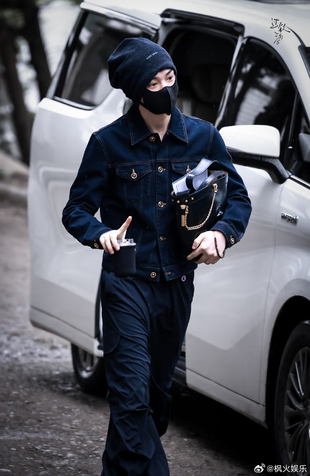 丁禹兮牛仔装冷帽造型亮相，挑眉撩粉