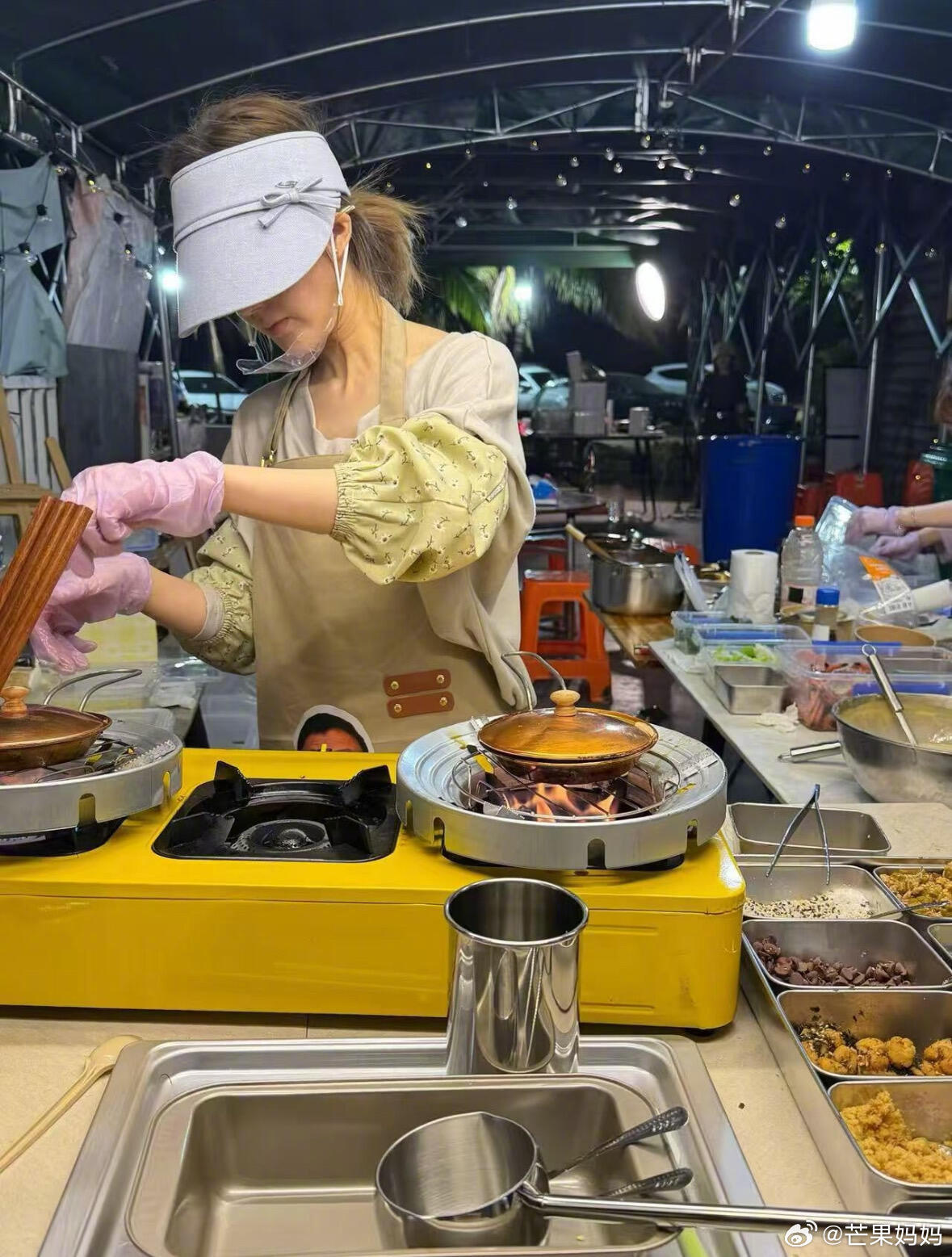 赵露思海南摆摊卖蛋烘糕展现生活气息