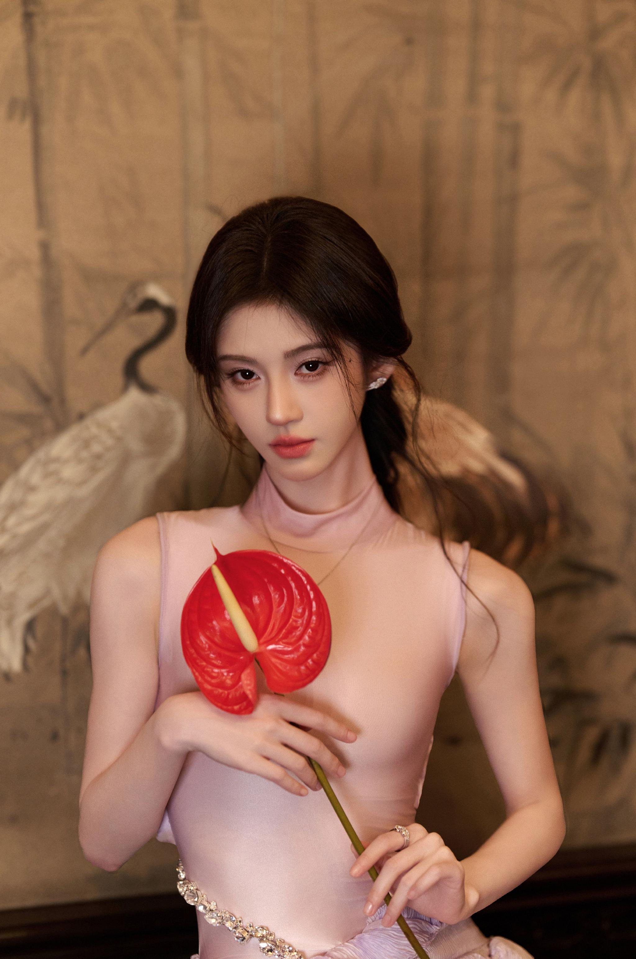 鞠婧祎紫裙献唱舞台歌声如月光漫溢