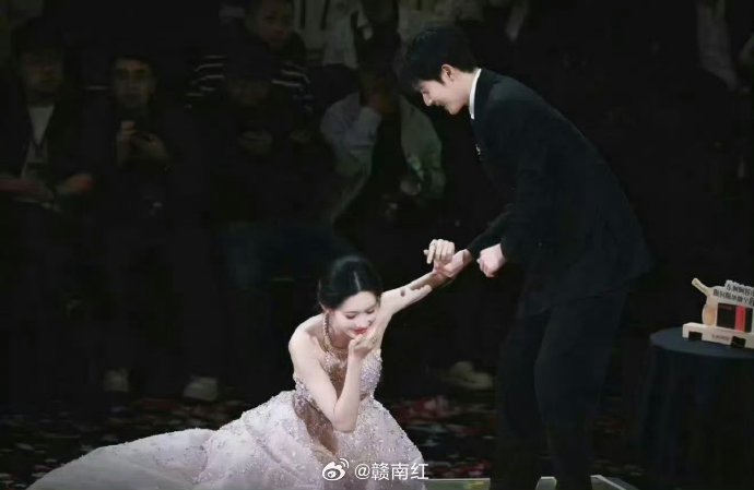 孟子义领奖踩裙摔倒，李昀锐白鹿丞磊暖心搀扶